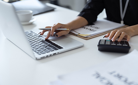 ?？诠咀缘牧鞒?></p><h3>1. ?？诠咀缘牧鞒谈攀?/h3><p>注冊公司是每位創(chuàng)業(yè)者必經(jīng)的步驟。?？诠咀缘牧鞒贪ㄒ韵聨讉€主要步驟：</p><p>- 選擇公司類型：根據(jù)經(jīng)營需求，選擇適合的公司類型(如有限責(zé)任公司、股份有限公司等)。</p><p>- 核名：選擇一個獨特且合法的公司名稱，提交給工商局進行核準(zhǔn)。</p><p>- 準(zhǔn)備材料：準(zhǔn)備注冊所需的材料，包括身份證明、住所證明等。</p><p>- 提交申請：將所有材料提交至海口市市場監(jiān)督管理局(或工商行政管理部門)。</p><p>- 領(lǐng)取營業(yè)執(zhí)照：材料審核通過后，領(lǐng)取營業(yè)執(zhí)照。</p><p>- 刻章：領(lǐng)取營業(yè)執(zhí)照后，辦理公章、財務(wù)章等相關(guān)印章。</p><p>- 銀行開戶：在銀行開設(shè)公司賬戶，用于資金管理。</p><p>- 稅務(wù)登記：辦理稅務(wù)登記，確定稅務(wù)類型和納稅人身份。</p><h3>2. 海口注冊公司所需材料</h3><p>在開始注冊前，準(zhǔn)備好以下材料：</p><p>- 公司名稱：需提前核準(zhǔn)并提供多個備選名稱。</p><p>- 法人身份證明：法定代表人身份證原件和復(fù)印件。</p><p>- 住所證明：公司注冊地址的合法證明，如租賃合同或房產(chǎn)證。</p><p>- 股東信息：股東的身份證明及出資比例。</p><p>- 經(jīng)營范圍：明確公司主營業(yè)務(wù)及經(jīng)營項目。</p><p>- 董事和監(jiān)事信息：提供董事和監(jiān)事的身份證明。</p><p>這些材料準(zhǔn)備齊全后，才能順利進入后續(xù)的注冊程序。<br><img src=