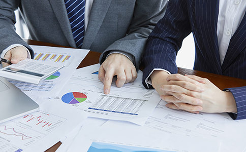 注冊?？诠煞葚熑斡邢薰镜牧鞒?></p><h3>三、注冊?？诠煞葚熑斡邢薰镜牧鞒?/h3><p>在了解了注冊條件后，接下來就要進行具體的注冊操作。以下是注冊?？诠煞葚熑斡邢薰镜幕静襟E：</p><p>1. 確定公司名稱</p><p>注冊公司之前，首先要進行公司名稱預先核準。建議提供多個備選名稱，以增加核名通過的幾率。核名通過后，你將獲得《企業(yè)名稱預先核準通知書》，這是進行后續(xù)注冊的必要材料。</p><p>2. 提交注冊資本和經(jīng)營范圍</p><p>確定公司的注冊資本和經(jīng)營范圍。需要注意的是，公司資本可以認繳制，但認繳制不等于實繳制，股東在約定的期限內(nèi)按認繳額履行出資責任即可。</p><p>3. 準備公司章程</p><p>股份責任有限公司的注冊需要提交公司章程，章程中需規(guī)定公司股東的權(quán)利、義務以及股東會的決策流程等內(nèi)容。你可以根據(jù)公司實際情況制定，也可以參考模板進行修改。</p><p>4. 提交注冊材料</p><p>準備好所需的注冊材料，包括但不限于以下文件：</p><p>- 《企業(yè)名稱預先核準通知書》;</p><p>- 公司章程;</p><p>- 股東身份證明材料(自然人股東需提供身份證復印件，法人股東需提供營業(yè)執(zhí)照復印件);</p><p>- 注冊地址證明(租賃合同或房產(chǎn)證復印件);</p><p>- 驗資報告(如有需要)。</p><p>將這些材料提交給海口市市場監(jiān)督管理局或通過在線注冊平臺進行提交。</p><p>5. 審核與領取營業(yè)執(zhí)照</p><p>工商部門對提交的注冊材料進行審核，通常需要1-2周的時間。在審核通過后，你將獲得《企業(yè)法人營業(yè)執(zhí)照》。此時，公司注冊完成，可以正式開始運營。</p><p>6. 開立銀行賬戶與稅務登記</p><p>注冊完成后，需開設公司基本賬戶，并辦理稅務登記，領取稅務登記證。這是公司正常經(jīng)營所必需的手續(xù)。</p><h3>四、?？诠煞葚熑斡邢薰咀缘淖⒁馐马?/h3><p>1. 股東出資問題：盡管股份責任有限公司允許股東認繳資本，但仍需在公司章程中明確出資期限，并且各股東的出資額應有明確記錄。</p><p>2. 公司名稱的規(guī)范性：公司名稱中需包含“股份責任有限公司”字樣，避免與其他已有公司名稱重復。</p><p>3. 財務報表與會計審計：按照法律規(guī)定，股份責任有限公司需要定期報送財務報表，保證賬目清晰，按時納稅。</p><p>4. 股東大會與管理層：公司股東大會是決策機制的重要組成部分，因此章程中需對股東大會、董事會等管理層的職責進行明確規(guī)定。</p><h3>五、總結(jié)</h3><p>注冊海口股份責任有限公司的流程看似繁瑣，但只要按照步驟操作，準備齊全相關材料，基本可以順利完成注冊。需要注意的是，注冊過程中涉及到很多細節(jié)問題，建議在注冊前充分了解相關規(guī)定，避免不必要的麻煩。</p><p>如果你在注冊過程中遇到任何疑問，或者不確定某些細節(jié)，隨時可以咨詢海口泓灼會計公司，他們提供專業(yè)的公司注冊、會計稅務服務，確保你的創(chuàng)業(yè)之路順暢無憂。</p>                </div>
                <p class=