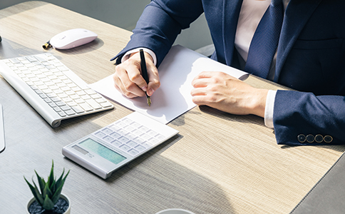 ?？诠煞莨咀运璨牧?></p><h3>1. ?？诠煞莨咀运璨牧?/h3><p>在進(jìn)行?？诠煞莨咀灾埃枰獪?zhǔn)備一些必要的材料。確保材料的完整性和準(zhǔn)確性，將大大提高注冊效率。以下是注冊所需的主要材料：</p><p>- 公司名稱：需要提供3-5個公司名稱作為備選，以便進(jìn)行名稱核準(zhǔn)。</p><p>- 股東身份證明：所有股東(自然人或法人)需提供有效身份證明材料，如身份證、護(hù)照或其他合法證件。</p><p>- 公司章程：章程中需明確公司設(shè)立的基本規(guī)則、股東權(quán)益、董事會設(shè)置等內(nèi)容。</p><p>- 注冊地址證明：提供有效的注冊地址證明文件，如租賃合同或房產(chǎn)證復(fù)印件。</p><p>- 注冊資本：股份公司需要設(shè)定注冊資本，股東的出資比例及方式需在公司章程中明確。</p><p>準(zhǔn)備好以上材料，將有助于加速注冊進(jìn)程。</p><h3>2. ?？诠煞莨咀粤鞒?/h3><p>注冊股份公司需要按照法定程序依次辦理。以下是?？诠煞莨咀缘闹饕鞒蹋?/p><p>步驟一：核準(zhǔn)公司名稱</p><p>首先，企業(yè)主需要到?？谑泄ど绦姓芾聿块T申請公司名稱預(yù)先核準(zhǔn)。名稱核準(zhǔn)通過后，您將獲得《企業(yè)名稱預(yù)先核準(zhǔn)通知書》。這一過程通常需要2-3個工作日。</p><p>步驟二：提交注冊申請</p><p>名稱核準(zhǔn)后，您需要將公司名稱、股東信息、公司章程、注冊地址等材料提交給海口工商部門進(jìn)行注冊申請。此階段需填寫《公司登記申請書》，并一并遞交相關(guān)資料。</p><p>步驟三：工商審批與營業(yè)執(zhí)照領(lǐng)取</p><p>工商部門對注冊材料進(jìn)行審核，通常需要7-10個工作日。如果審核通過，您將獲得《企業(yè)法人營業(yè)執(zhí)照》，并正式成立公司。領(lǐng)取營業(yè)執(zhí)照后，公司的法人身份得到確認(rèn)。</p><p>步驟四：刻制公章</p><p>公司注冊后，您還需要到公安部門備案并刻制公司公章、財務(wù)章、合同章等印章。這些公章將在公司運(yùn)營中起到至關(guān)重要的作用。</p><p>步驟五：稅務(wù)登記</p><p>公司領(lǐng)取營業(yè)執(zhí)照后，必須進(jìn)行稅務(wù)登記。此時，您需要到海口市稅務(wù)局申請辦理稅務(wù)登記證，并根據(jù)公司業(yè)務(wù)性質(zhì)選擇適當(dāng)?shù)募{稅人身份(如一般納稅人或小規(guī)模納稅人)。</p><p>步驟六：銀行開戶</p><p>在注冊完成后，公司需要選擇一家銀行開設(shè)對公賬戶。對公賬戶是公司進(jìn)行資金管理、交易結(jié)算和財務(wù)操作的重要基礎(chǔ)。<br><img src=