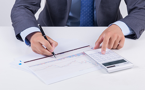 ?？诜止咀?></p><h3>1. ?？诜止咀郧暗臏?zhǔn)備工作</h3><p>在正式注冊分公司之前，企業(yè)主需要做好以下準(zhǔn)備工作：</p><p>- 確認(rèn)分公司名稱：分公司名稱通常應(yīng)包含母公司名稱，并注明分公司所在地區(qū)，例如“XX公司?？诜止尽薄?/p><p>- 確定分公司經(jīng)營范圍：分公司的經(jīng)營范圍應(yīng)與母公司一致，或根據(jù)實(shí)際業(yè)務(wù)調(diào)整。確保經(jīng)營范圍符合法規(guī)和行業(yè)要求。</p><p>- 擬定注冊地址：分公司必須有一個(gè)合法的注冊地址。可選擇商業(yè)樓宇或注冊地址服務(wù)公司提供的注冊地址。</p><h3>2. ?？诜止咀运璨牧?/h3><p>注冊?？诜止拘枰峁┮幌盗形募?，這些文件是注冊過程中的關(guān)鍵材料，具體包括：</p><p>- 母公司營業(yè)執(zhí)照副本復(fù)印件</p><p>- 母公司法定代表人身份證明及復(fù)印件</p><p>- 分公司負(fù)責(zé)人身份證明及復(fù)印件</p><p>- 辦公場所租賃合同</p><p>- 分公司章程</p><p>- 公司母公司的財(cái)務(wù)審計(jì)報(bào)告或資信證明</p><p>- 法律規(guī)定的其他必要材料<br><img src=