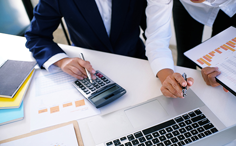 ?？诠咀苑止舅璨牧?></p><h3>一、?？诠咀苑止舅璨牧?/h3><p>在辦理海口公司注冊分公司之前，企業(yè)需要準備一系列的材料。材料的準備工作對注冊流程至關重要，以下是?？谧苑止舅璧闹饕牧希?/p><p>1. 母公司營業(yè)執(zhí)照副本復印件</p><p>作為母公司注冊分公司的基礎，母公司的營業(yè)執(zhí)照副本復印件是必不可少的材料。此復印件需要加蓋公司公章，以確保其真實性。</p><p>2. 母公司章程復印件</p><p>提交母公司的章程復印件，用于證明母公司的法人資格及公司章程內(nèi)容。根據(jù)?？诠ど叹值囊?，需提供母公司章程的復印件。</p><p>3. 分公司負責人身份證明</p><p>注冊分公司時，需要提交分公司負責人(即分公司經(jīng)理或法人代表)的身份證復印件，并且必須保證身份證有效。</p><p>4. 經(jīng)營場所證明</p><p>為了證明分公司在海口的實際經(jīng)營場所，企業(yè)需要提供有效的場地證明文件，包括租賃合同復印件和房屋產(chǎn)權證復印件。如果是自有物業(yè)，則需要提供房產(chǎn)證復印件。</p><p>5. 公司名稱核準通知書</p><p>在注冊分公司前，企業(yè)需要先進行公司名稱核準，確保所選名稱沒有重復，并符合相關規(guī)定。在完成名稱核準后，企業(yè)需提交名稱核準通知書。</p><p>6. 財務審計報告</p><p>部分情況下，海口工商局可能要求母公司提供最近的財務審計報告。通過審計報告可以證明母公司在財務上的穩(wěn)定性和合法性。<br><img src=