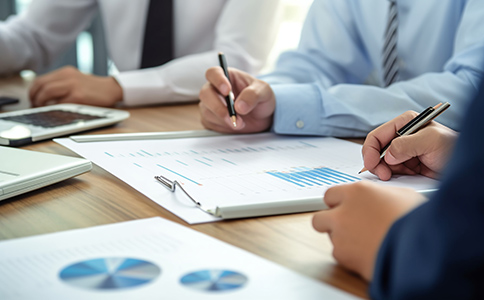 影響?？诖碛涃~公司收費的因素