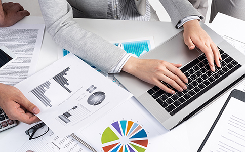 影響?？诠居涃~費用的因素