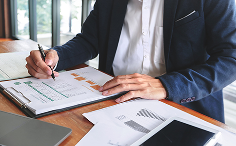 ?？谧怨镜幕玖鞒?></p><h3>1. 確定公司類型和名稱</h3><p>在注冊公司之前，首先要確定公司的類型。常見的公司類型包括有限責任公司、股份有限公司等。在?？?，有限責任公司是最為常見的選擇。</p><p>其次，企業(yè)主需要為公司選定一個合法的公司名稱。公司名稱一般需要符合以下要求：</p><p>- 不得與已有企業(yè)名稱重復。</p><p>- 公司名稱中要包含行業(yè)特色，比如“科技”、“貿易”等字眼。</p><p>- 公司名稱需經(jīng)海口市工商行政管理局核準。</p><p>提示：可以通過?？谑泄ど叹值墓俜骄W(wǎng)站或相關工具進行名稱查詢，避免重復。</p><h3>2. 準備注冊資料</h3><p>在?？谧怨緯r，以下幾項資料是必需的：</p><p>- 公司法人身份證明及復印件。</p><p>- 公司的注冊地址證明文件。</p><p>- 公司章程。</p><p>- 股東的出資證明。</p><p>- 法定代表人及監(jiān)事的任職文件。</p><p>準備好這些資料后，企業(yè)主可以開始正式注冊。</p><h3>3. 提交注冊申請</h3><p>企業(yè)主需要向?？谑泄ど绦姓芾砭痔峤还咀陨暾??？梢赃x擇前往窗口辦理，也可以通過網(wǎng)上注冊平臺提交。提交的材料包括公司名稱核準通知書、注冊資本和股東信息、法定代表人身份證明等。</p><p>提示：?？谑泄ど绦姓芾砭痔峁┝司W(wǎng)上申請注冊服務，企業(yè)主可以通過“海南省企業(yè)信用信息公示系統(tǒng)”進行線上申請，簡化了繁瑣的手續(xù)。</p><h3>4. 審核與領取營業(yè)執(zhí)照</h3><p>提交材料后，?？诠ど叹謺M行審核，通常審核時間為5-7個工作日。如果資料齊全且符合要求，工商局將核發(fā)營業(yè)執(zhí)照。領取營業(yè)執(zhí)照后，公司才正式成立。</p><h3>5. 刻制公司印章</h3><p>營業(yè)執(zhí)照領取后，公司需要去指定的公安機關備案刻制公章、財務章和法人章。這些印章是公司日常運營中必不可少的工具。印章刻制完成后，企業(yè)可以開始正式運營。</p><h3>6. 開設銀行賬戶</h3><p>注冊公司后，企業(yè)主需要開設公司的銀行賬戶。?？诘母鞔筱y行提供企業(yè)賬戶開設服務，開設銀行賬戶時，通常需要提供營業(yè)執(zhí)照、公章、法人身份證等相關材料。</p><p>提示：建議選擇與公司經(jīng)營相關的銀行進行開戶，可以方便后續(xù)的業(yè)務操作。</p><h3>7. 稅務登記與報稅</h3><p>公司注冊完成后，企業(yè)主需要到?？谑卸悇站诌M行稅務登記，并領取稅務登記證。稅務登記完成后，公司需要按時申報和繳納稅費，確保合法合規(guī)運營。</p><p>提示：在?？谧怨竞螅ㄗh選擇代理記賬服務，這樣可以減少因稅務問題而帶來的困擾。</p><h3>8. 社保登記</h3><p>在公司注冊后，如果有員工，企業(yè)主需要為員工辦理社保登記。社保是國家規(guī)定的基本福利制度，企業(yè)必須按時為員工繳納相應的社保費用。</p><h3>總結</h3><p>?？谧怨旧婕岸鄠€步驟，從名稱核準到銀行開戶，再到稅務登記和社保登記，每一步都需要細心操作。按照?？谧怨镜幕玖鞒蹋髽I(yè)主可以順利完成公司注冊，開始企業(yè)運營。</p><p>如果您在注冊過程中遇到任何問題，或者希望獲取更多關于?？谧怨尽⒍悇盏确矫娴膸椭?，隨時可以咨詢海口泓灼會計公司。我們提供全方位的企業(yè)注冊、代理記賬及稅務服務，助您輕松創(chuàng)業(yè)，穩(wěn)步發(fā)展!</p><div   id=