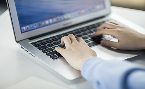 ?？诠敬碜?></p><h3>海口公司代理注冊費(fèi)用的普遍范圍</h3><p>根據(jù)市場調(diào)研，?？诘貐^(qū)的公司代理注冊費(fèi)用大致如下：</p><p>- 基礎(chǔ)注冊費(fèi)用：一般在1500元至3000元人民幣之間，具體視公司類型、服務(wù)內(nèi)容而定。</p><p>- 注冊地址租賃費(fèi)用：根據(jù)地區(qū)和服務(wù)提供商的不同，租賃虛擬地址的費(fèi)用大約在500元至1000元每年。</p><p>- 銀行開戶服務(wù)費(fèi)用：費(fèi)用大致在300元至500元之間，主要視銀行及代理公司合作情況而定。</p><p>- 代辦服務(wù)費(fèi)：根據(jù)服務(wù)內(nèi)容的不同，通常在1000元至3000元之間。</p><h3>如何選擇?？诠敬碜苑?wù)?</h3><p>1. 選擇有信譽(yù)的代理公司</p><p>選擇有良好口碑和豐富經(jīng)驗(yàn)的代理公司是確保公司注冊順利的關(guān)鍵。可以通過口碑、客戶評價(jià)、案例等方面來判斷。</p><p>2. 明確服務(wù)內(nèi)容與費(fèi)用透明度</p><p>在與代理公司溝通時(shí)，要明確了解服務(wù)內(nèi)容和收費(fèi)標(biāo)準(zhǔn)，避免后期出現(xiàn)隱性費(fèi)用。</p><p>3. 確認(rèn)服務(wù)周期</p><p>注冊公司并非一蹴而就，確認(rèn)代理公司提供的時(shí)間表，確保企業(yè)能夠按時(shí)取得營業(yè)執(zhí)照，順利開展業(yè)務(wù)。</p><p>4. 了解后期維護(hù)服務(wù)</p><p>除了注冊，公司后期的賬務(wù)處理、稅務(wù)申報(bào)等事務(wù)也需要代理公司提供持續(xù)的服務(wù)。在選擇時(shí)，可以了解代理公司的后期服務(wù)費(fèi)用和質(zhì)量。</p><h3>總結(jié)</h3><p>海口公司代理注冊費(fèi)用是企業(yè)注冊過程中不可忽視的一部分，影響注冊預(yù)算的因素包括公司類型、服務(wù)內(nèi)容、注冊資本以及代理公司的服務(wù)質(zhì)量等。了解并合理規(guī)劃這些費(fèi)用，有助于創(chuàng)業(yè)者在公司注冊過程中節(jié)省成本，提高注冊效率。無論是通過線上查詢還是親自咨詢，企業(yè)主都應(yīng)選擇信譽(yù)良好、收費(fèi)透明的代理公司，確保公司注冊過程順利且合規(guī)。</p><div   id=