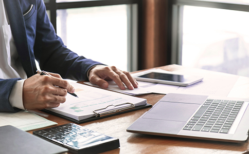 ?？谧员嵐舅璨牧?></p><h3>二、?？谧员嵐舅璨牧?/h3><p>在注冊海口保潔公司時，準備齊全的材料是確保注冊順利進行的前提。以下是注冊過程中需要提供的主要材料：</p><p>- 公司名稱核準通知書：用于確認公司名稱的唯一性和合法性。</p><p>- 法人身份證原件及復印件：確認公司法人的身份。</p><p>- 公司章程：規(guī)定公司內(nèi)部的運營管理方式，確保公司運營的合法性。</p><p>- 公司注冊地址證明：包括房產(chǎn)租賃合同或房產(chǎn)證復印件，用于證明公司注冊地點的合法性。</p><p>- 注冊資本證明：注冊資本是公司成立的基礎，可以選擇認繳制，確保注冊資本符合當?shù)匾蟆?/p><p>- 稅務登記申請表：用于稅務登記時填寫的基本表格。</p><h3>三、?？谧员嵐咀⒁馐马?/h3><p>在?？谧员嵐緯r，除了了解注冊流程和所需材料外，還需要特別注意以下幾個方面：</p><p>1. 確保公司名稱獨特</p><p>公司名稱是公司形象的一部分，必須獨具特色且符合當?shù)毓ど滩块T的要求。在進行名稱核準時，確保您的公司名稱與其他公司不重復。盡量避免使用過于寬泛的詞匯，以增加公司品牌的辨識度。</p><p>2. 選擇合適的經(jīng)營范圍</p><p>注冊時需要明確公司經(jīng)營的范圍，保潔公司通常的經(jīng)營范圍包括家庭清潔、辦公室清潔、工業(yè)清潔等。在注冊時，務必根據(jù)公司實際經(jīng)營方向填寫經(jīng)營范圍，以避免后期運營中出現(xiàn)不必要的法律問題。</p><p>3. 依法辦理相關(guān)許可證</p><p>部分地區(qū)可能要求保潔公司持有特定的行業(yè)許可證，例如環(huán)境衛(wèi)生許可證等。根據(jù)?？诘木唧w法規(guī)，確認是否需要申請這些許可證，以確保公司能夠依法經(jīng)營。</p><p>4. 選擇合適的稅務政策</p><p>稅務問題是公司運營中不可忽視的一環(huán)。保潔公司經(jīng)營時，應根據(jù)公司規(guī)模、營業(yè)額等因素選擇合適的稅務政策。小規(guī)模公司可以選擇小規(guī)模納稅人政策，而較大規(guī)模的公司可能需要選擇一般納稅人政策。及時咨詢稅務部門或?qū)I(yè)顧問，確保公司符合相關(guān)稅收政策。</p><h3>四、總結(jié)</h3><p>?？谧员嵐静⒉粡碗s，但涉及到許多細節(jié)。了解并掌握注冊流程、所需材料及相關(guān)注意事項，能夠幫助您順利開辦公司，避免在注冊過程中出現(xiàn)問題。如果您在注冊過程中遇到任何疑問，建議隨時咨詢海口泓灼會計公司，他們可以為您提供專業(yè)的注冊服務和后續(xù)運營建議，確保您的公司順利起步并走向成功。</p>                </div>
                <p class=