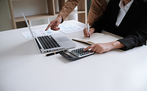 ?？诒０补咀缘淖⒁馐马?></p><h3>三、海口保安公司注冊的注意事項</h3><p>1. 行業(yè)許可證的重要性：保安公司在注冊后，必須獲得《保安服務許可證》，這是公司合法經(jīng)營的根本。該許可證有效期通常為3年，到期需要申請續(xù)期。</p><p>2. 公司人員管理要求：保安公司的員工需經(jīng)過專業(yè)培訓并持有有效的保安員證書。同時，公司的管理人員應具備相關的行業(yè)經(jīng)驗和資格。</p><p>3. 資金和設備投入：作為服務型公司，保安公司還需購買相關的設備，如監(jiān)控設備、通訊工具等，保障服務的專業(yè)性和可靠性。</p><p>4. 合規(guī)性問題：?？诒０补驹谧詴r需要遵守各項法律法規(guī)，包括《保安服務管理條例》等。特別是在人員管理、服務合同簽訂等方面要特別注重合規(guī)。</p><h3>四、海口保安公司注冊的常見問題</h3><p>- 如何選擇合適的注冊地址?</p><p>注冊地址需要符合?？诋?shù)氐姆梢?guī)定，并且能確保日常運營的正常開展。建議選擇交通便利、配套設施齊全的區(qū)域。</p><p>- 需要哪些專業(yè)人員支持?</p><p>除了保安員之外，公司還需要有財務人員、行政人員等支持運營。若公司規(guī)模較大，還可考慮聘請行業(yè)經(jīng)驗豐富的經(jīng)理人。</p><p>- 注冊過程中是否可以代理?</p><p>如果自己不熟悉注冊流程，可以選擇委托專業(yè)的公司代理注冊。這樣可以節(jié)省時間，避免因手續(xù)繁瑣而出現(xiàn)疏漏。</p><h3>五、海口保安公司注冊的費用</h3><p>注冊保安公司所需的費用包括但不限于：注冊資金、律師費用、代理費用、辦公場地租賃、設備采購等。根據(jù)公司規(guī)模和業(yè)務需求，費用可能有所不同，但大致上注冊費用會在數(shù)萬元人民幣左右。</p><h3>總結(jié)</h3><p>?？诒０补咀允且豁棌碗s的任務，需要關注許多細節(jié)，包括公司資質(zhì)、人員要求以及行業(yè)許可證等。如果你打算在?？陂_設保安公司，了解上述的注冊流程和注意事項非常關鍵。為了確保順利注冊并順利開展業(yè)務，建議你在注冊過程中咨詢專業(yè)的服務機構，確保每個環(huán)節(jié)都符合相關規(guī)定。</p><p>如果你對海口保安公司注冊過程中的具體事項還有疑問，或者需要更多的幫助，歡迎隨時咨詢?？阢茣嫻荆覀儗槟峁I(yè)的咨詢服務，幫助您順利完成公司注冊。</p>                </div>
                <p class=