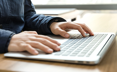 ?？趥髅焦咀?></p><h3>1. 海口傳媒公司注冊前的準(zhǔn)備工作</h3><p>在注冊?？趥髅焦局埃瑒?chuàng)業(yè)者需要做一些準(zhǔn)備工作，包括明確公司類型、公司名稱和經(jīng)營范圍等。以下是注冊前需要明確的事項(xiàng)：</p><p>- 公司類型：選擇有限責(zé)任公司(有限公司)或其他形式的公司。</p><p>- 公司名稱：公司名稱需符合工商局的規(guī)定，不能與現(xiàn)有公司名稱重復(fù)。</p><p>- 經(jīng)營范圍：傳媒公司可以涉及廣告、市場調(diào)研、內(nèi)容創(chuàng)作等多個(gè)領(lǐng)域，需根據(jù)實(shí)際業(yè)務(wù)決定經(jīng)營范圍。</p><p>在確定好這些基本事項(xiàng)后，創(chuàng)業(yè)者就可以開始準(zhǔn)備注冊公司所需的材料了。</p><h3>2. ?？趥髅焦咀运璨牧?/h3><p>注冊?？趥髅焦拘枰峁┮幌盗胁牧希_保流程順利。以下是常見的注冊材料清單：</p><p>- 公司名稱預(yù)先核準(zhǔn)通知書：通過工商局申請名稱核準(zhǔn)。</p><p>- 股東身份證明：股東身份證、法人代表身份證復(fù)印件。</p><p>- 注冊地址證明：提供公司的注冊地址，如租賃合同或房產(chǎn)證復(fù)印件。</p><p>- 公司章程：公司章程由股東共同制定，明確公司的經(jīng)營模式及內(nèi)部管理。</p><p>- 經(jīng)營范圍說明：明確傳媒公司業(yè)務(wù)的具體范圍。</p><p>- 注冊資本：根據(jù)公司業(yè)務(wù)規(guī)模，確定注冊資本金額。</p><p>這些材料準(zhǔn)備齊全后，就可以開始正式注冊流程了。<br><img src=