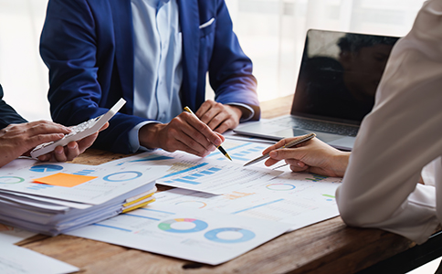 ?？谏虡俗粤鞒?></p><h3>海口商標注冊流程</h3><p>?？谏虡俗缘牧鞒掏ǔ０ㄒ韵聨讉€步驟：</p><p>1. 商標查詢</p><p>在提交申請之前，建議先進行商標查詢。通過查詢商標數(shù)據(jù)庫，確保所申請的商標未被他人注冊。商標查詢可以避免浪費時間和資源。</p><p>2. 提交商標注冊申請</p><p>商標申請人需向國家商標局提交商標注冊申請。申請人可以選擇自行申請或委托代理機構(gòu)提交。</p><p>3. 商標審查</p><p>商標局收到商標申請后，會進行形式審查和實質(zhì)審查。審查員會審查商標是否符合注冊條件，以及是否與已注冊商標沖突。</p><p>4. 商標公告</p><p>如果商標通過審查，將進入公告階段。商標公告期為3個月，期間任何人如果認為該商標侵犯了自身權益，可以提出異議。</p><p>5. 領取商標注冊證</p><p>商標公告期滿且無異議的，商標局將頒發(fā)商標注冊證，商標注冊完成。</p><h3>?？谏虡俗宰⒁馐马?/h3><p>在申請?？谏虡藭r，有幾個注意事項值得留意：</p><p>- 商標類別的選擇：根據(jù)實際情況選擇合適的商品或服務類別。商標注冊是基于類別的，選擇不當可能導致保護范圍過小或過大。</p><p>- 及時續(xù)展：商標注冊成功后，商標權有效期為10年，期滿后需要進行續(xù)展，以保持商標的有效性。</p><p>- 避免侵犯他人商標權：在設計商標時，務必避免與他人已有商標相同或相似，以免造成商標糾紛。</p><h3>?？谏虡俗猿Ｒ妴栴}</h3><p>1. ?？谏虡俗再M用是多少?</p><p>?？谏虡俗再M用根據(jù)申請類別的數(shù)量而有所不同，通常每個類別的費用在幾百元到一千多元不等。</p><p>2. 商標注冊需要多長時間?</p><p>商標注冊的周期通常為6-12個月，具體時間取決于商標審查進度及是否出現(xiàn)異議。</p><p>3. 能否注冊多個類別的商標?</p><p>是的，商標可以注冊多個類別，但每增加一個類別需要繳納額外的費用。</p><h3>結(jié)語</h3><p>申請注冊?？谏虡耸潜Ｗo品牌和企業(yè)形象的重要步驟。了解并滿足“申請注冊?？谏虡说臈l件”，能夠幫助你順利完成商標注冊，保護自身的知識產(chǎn)權。如果你打算在?？谧陨虡?，記得在申請之前進行詳細了解，并準備好相關資料，以確保商標注冊過程順利進行。</p><p>如果你正在計劃在海口注冊商標，了解清楚申請條件是第一步，確保你的商標能夠順利注冊并獲得法律保護。</p><div   id=