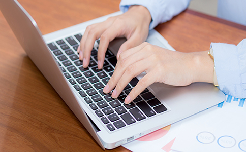 ?？谧怨舅璨牧?></p><h3>海口注冊公司所需材料概述</h3><p>注冊公司時(shí)，不同類型的公司需要提交的材料有所不同。通常情況下，?？谧怨舅璨牧洗笾路譃橐韵聨最悾?/p><p>1. 公司名稱核準(zhǔn)申請書</p><p>公司名稱是注冊公司的第一步，必須選擇一個符合工商局規(guī)定的名稱，并且確保該名稱未被其他公司注冊。創(chuàng)業(yè)者需要提前查詢名稱是否可用，并在工商局進(jìn)行名稱核準(zhǔn)。</p><p>2. 法定代表人身份證明</p><p>法定代表人是公司的法律代表，需要提供其有效身份證件(如身份證復(fù)印件)。如果法定代表人是外籍人士，還需要提供護(hù)照等相關(guān)證件。</p><p>3. 股東身份證明及出資證明</p><p>股東是公司的出資方，每個股東需提供身份證明文件(如身份證復(fù)印件)以及對公司注冊資本的出資額證明。如果股東為法人或其他公司，還需要提供其法人代表身份證明和相關(guān)證件。</p><p>4. 注冊地址證明材料</p><p>公司必須提供一個注冊地址，作為公司營業(yè)執(zhí)照上的注冊地址。一般來說，創(chuàng)業(yè)者需要提供租賃合同或房產(chǎn)證復(fù)印件來證明該地址的合法性。</p><p>5. 公司章程</p><p>公司章程是公司內(nèi)部管理的基本文件，內(nèi)容包括公司名稱、注冊資本、股東權(quán)利義務(wù)、經(jīng)營范圍等信息。公司章程需股東簽字確認(rèn)，并根據(jù)公司類型進(jìn)行相應(yīng)的修改。</p><p>6. 公司經(jīng)營范圍</p><p>?？谧怨緯r(shí)，需要明確公司的經(jīng)營范圍，并確保其符合相關(guān)法律規(guī)定。經(jīng)營范圍要盡量簡潔明了，避免過于寬泛，避免后期經(jīng)營中出現(xiàn)問題。</p><p>7. 注冊資本證明材料</p><p>注冊資本是公司成立時(shí)的初始資金，需根據(jù)公司類型和經(jīng)營需求進(jìn)行合理設(shè)定。?？诘恼咭?guī)定，注冊資本不再強(qiáng)制要求實(shí)繳，可以認(rèn)繳制。但依然需要提供相關(guān)證明文件，確認(rèn)股東的出資額。<br><img src=