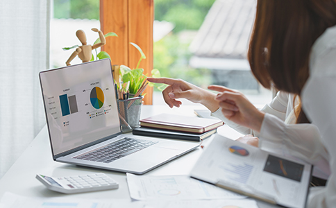 ?？谧晕幕舅璨牧?></p><h3>一、?？谧晕幕舅璨牧?/h3><p>在開始注冊文化公司之前，您需要準(zhǔn)備一些基本材料。確保材料齊全不僅可以加快注冊進(jìn)度，還能避免在注冊過程中出現(xiàn)不必要的麻煩。以下是注冊文化公司所需的材料：</p><p>1. 公司名稱預(yù)先核準(zhǔn)申請書：在?？谧怨局埃枰蛳嚓P(guān)部門申請公司名稱核準(zhǔn)。確保您的公司名稱在?？谑袥]有重復(fù)或雷同。</p><p>2. 法人身份證復(fù)印件：注冊公司時，法人需要提供有效的身份證復(fù)印件，法人必須年滿18歲且具備完全民事行為能力。</p><p>3. 股東身份證復(fù)印件：如果公司有多個股東，每位股東都需要提供身份證復(fù)印件。</p><p>4. 公司章程：公司章程是公司成立后，管理運作的重要文件，需由股東簽字。</p><p>5. 公司注冊地址：注冊文化公司需要提供合法的辦公場所地址?？梢允亲赓U合同或產(chǎn)權(quán)證明文件。</p><p>6. 注冊資金及股東出資比例：股東出資比例要明確，并寫入公司章程。根據(jù)相關(guān)政策，文化公司注冊資金可以不設(shè)上限，但一般建議填寫實際經(jīng)營需求的金額。</p><p>7. 文化行業(yè)相關(guān)許可證或?qū)徟募喝魪氖绿囟ǖ奈幕袠I(yè)(如出版、演出、廣播電視等)，需要提前申請相關(guān)的行業(yè)許可證或資質(zhì)審批。</p><h3>二、海口注冊文化公司流程</h3><p>注冊文化公司的流程相對來說較為簡便，下面是注冊流程的簡要介紹：</p><p>1. 公司名稱核準(zhǔn)</p><p>在?？谧晕幕局?，首先需要進(jìn)行公司名稱核準(zhǔn)。這一步驟是確定公司名稱是否符合規(guī)定，并且是否重復(fù)。通過海口工商行政管理局網(wǎng)站提交公司名稱預(yù)先核準(zhǔn)申請，等待審批結(jié)果。</p><p>2. 提交注冊材料</p><p>在公司名稱核準(zhǔn)通過后，您可以準(zhǔn)備好以上所列的材料，提交到?？谑泄ど绦姓芾砭诌M(jìn)行注冊申請。通常情況下，材料齊全并符合要求的情況下，工商局會在5-10個工作日內(nèi)審核并批準(zhǔn)。</p><p>3. 領(lǐng)取營業(yè)執(zhí)照</p><p>一旦申請通過，您將收到由?？诠ど绦姓芾砭诸C發(fā)的營業(yè)執(zhí)照。此時，您的文化公司在法律上正式成立。</p><p>4. 刻章及銀行開戶</p><p>拿到營業(yè)執(zhí)照后，您需要到公安機關(guān)指定的刻章點刻制公司印章，包括公章、財務(wù)章、法人章等。接下來，您可以前往銀行開設(shè)公司賬戶，將注冊資金存入銀行賬戶。</p><p>5. 稅務(wù)登記與社保登記</p><p>公司注冊后，需要到海口市稅務(wù)局進(jìn)行稅務(wù)登記。根據(jù)公司的實際經(jīng)營范圍和稅收政策，選擇一般納稅人或小規(guī)模納稅人。與此同時，如果公司雇傭員工，還需要在社保局進(jìn)行社保登記。<br><img src=