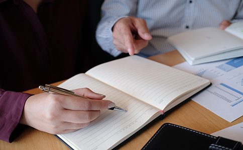 ?？诠镜刂樊惓５挠绊?></p><h3>?？诠镜刂樊惓５挠绊懹心男?</h3><p>當(dāng)企業(yè)被工商部門認(rèn)定為“地址異?！睜顟B(tài)，主要會產(chǎn)生以下不利影響：</p><p>無法辦理工商變更登記：包括營業(yè)執(zhí)照變更、法人變更等事項無法正常提交審核。</p><p>銀行開戶受限：企業(yè)在銀行辦理開戶或變更賬戶信息時可能遇到困難。</p><p>稅務(wù)申報受阻：稅務(wù)系統(tǒng)可能出現(xiàn)異常提示，影響正常申報與發(fā)票開具。</p><p>信用受損：被列入異常名單的企業(yè)，信用評級會下降，影響后續(xù)融資和業(yè)務(wù)合作。</p><p>因此，企業(yè)應(yīng)及時關(guān)注工商異常信息，積極采取措施進行“地址解異常”操作，恢復(fù)企業(yè)正常狀態(tài)。</p><h3>?？诠镜刂方猱惓Ａ鞒逃心男?</h3><p>在?？?，企業(yè)解異常地址大致可按照以下流程進行：</p><p>1. 核實異常原因</p><p>登錄國家企業(yè)信用信息公示系統(tǒng)，查看異常原因，確認(rèn)是因注冊地址無法聯(lián)系、地址變更未備案還是其他問題。</p><p>2. 準(zhǔn)備材料</p><p>通常需要準(zhǔn)備新的有效注冊地址證明(如房屋租賃合同、物業(yè)發(fā)票)、法人身份證復(fù)印件、營業(yè)執(zhí)照副本等。</p><p>3. 提交申請</p><p>到?？谑袌霰O(jiān)督管理局或通過電子工商系統(tǒng)提交地址解異常申請，并上傳相關(guān)材料。</p><p>4. 接受核查</p><p>工商部門會對注冊地址進行核查，確保地址有效且符合規(guī)定。</p><p>5. 異常狀態(tài)解除</p><p>核查通過后，工商部門解除企業(yè)地址異常狀態(tài)，恢復(fù)企業(yè)正常經(jīng)營資格。</p><p>整個過程通常需要企業(yè)配合提供真實、合規(guī)的地址信息，并按要求遞交完整材料。<br><img src=