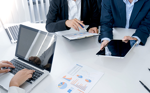 ?？诜止咀兏刂?></p><h3>一、?？诜止咀兏刂返谋尘芭c常見(jiàn)原因</h3><p>分公司地址變更的原因多樣，主要包括以下幾類：</p><p>辦公場(chǎng)所搬遷：為了擴(kuò)大業(yè)務(wù)規(guī)?；蚋纳妻k公環(huán)境，企業(yè)分公司選擇新的辦公地點(diǎn)。</p><p>業(yè)務(wù)調(diào)整：根據(jù)市場(chǎng)布局或產(chǎn)業(yè)政策，調(diào)整分公司位置以便更好服務(wù)客戶。</p><p>租賃合同到期或變更：原辦公場(chǎng)所租賃期滿或合同變更導(dǎo)致地址需更新。</p><p>符合當(dāng)?shù)卣撸汉？诘胤秸畬?duì)企業(yè)地址有新規(guī)定，需依法及時(shí)備案。</p><p>無(wú)論原因如何，合法合規(guī)完成工商變更是保障分公司正常運(yùn)營(yíng)的關(guān)鍵步驟。</p><h3>二、?？诜止镜刂纷兏木唧w流程</h3><p>在?？冢止咀兏刂芬话阕裱韵铝鞒蹋?/p><p>1. 準(zhǔn)備變更材料：根據(jù)工商局要求準(zhǔn)備完整的申請(qǐng)文件和證明材料。</p><p>2. 填寫(xiě)變更申請(qǐng)表：通常由法定代表人或授權(quán)人填寫(xiě)《企業(yè)住所(經(jīng)營(yíng)場(chǎng)所)變更登記申請(qǐng)書(shū)》。</p><p>3. 提交材料到?？诠ど叹郑嚎蛇x擇現(xiàn)場(chǎng)窗口或通過(guò)網(wǎng)上政務(wù)服務(wù)平臺(tái)提交。</p><p>4. 材料審核：工商局審核材料的合法性和完整性，可能會(huì)要求補(bǔ)充資料。</p><p>5. 領(lǐng)取新的營(yíng)業(yè)執(zhí)照副本：審核通過(guò)后，辦理新的營(yíng)業(yè)執(zhí)照副本，確認(rèn)地址變更生效。</p><p>6. 辦理稅務(wù)及銀行等后續(xù)變更：完成工商變更后，及時(shí)辦理稅務(wù)登記地址變更和銀行賬戶地址更新。<br><img src=