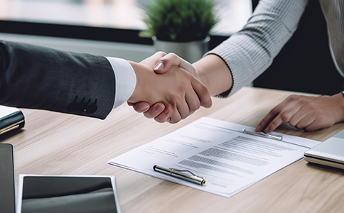 ?？谧怨玖鞒?></p><h3>一、?？谧怨玖鞒淘斀?/h3><p>注冊公司在?？陔m然政策友好，但仍有固定的流程需要遵循，主要包括以下幾個步驟：</p><p>1. 核準公司名稱</p><p>首先，企業(yè)需準備多個備用公司名稱，到?？谑袌霰O(jiān)管局進行名稱預先核準。名稱審核通過后，方可進行下一步辦理。</p><p>2. 準備注冊材料</p><p>根據(jù)注冊類型(如有限責任公司、個體工商戶等)，準備相關材料，包括股東身份證明、住所證明、公司章程等。</p><p>3. 提交注冊申請</p><p>攜帶核準名稱通知書和準備好的材料，到海口市場監(jiān)管局窗口或通過線上平臺提交注冊申請。</p><p>4. 領取營業(yè)執(zhí)照</p><p>審批通過后，領取營業(yè)執(zhí)照，公司注冊正式完成。</p><p>5. 刻章和開戶</p><p>辦理完營業(yè)執(zhí)照后，需進行公章刻制和銀行開戶，為后續(xù)經(jīng)營活動做好準備。</p><p>6. 稅務登記</p><p>根據(jù)?？诙悇詹块T的要求，完成稅務登記和發(fā)票申請。</p><p>以上是?？谧怨镜幕玖鞒?，流程相對簡化，但每一步都需要注意材料的準確性和及時提交，避免因資料不全導致審核延遲。</p><h3>二、海口注冊公司條件說明</h3><p>了解清楚?？谧怨緱l件，是成功注冊的關鍵。主要包括：</p><p>1. 股東要求</p><p>?？趯蓶|人數(shù)沒有嚴格限制，既可是一人獨資，也可多股東共同出資。股東可以是自然人或法人。</p><p>2. 注冊資本</p><p>目前?？趯嵭凶再Y本認繳制，不強制實繳，股東可以根據(jù)經(jīng)營需求自由約定注冊資本額度和出資時間。</p><p>3. 經(jīng)營范圍</p><p>公司經(jīng)營范圍需合法合規(guī)，部分特殊行業(yè)需要相關審批許可。注冊時應根據(jù)實際業(yè)務合理填寫。</p><p>4. 注冊地址</p><p>需提供合法有效的辦公地址，住所證明材料必須真實有效，虛假地址會影響審批。</p><p>5. 公司章程</p><p>注冊時必須制定公司章程，明確公司治理結構、股東權利義務等內容。</p><p>以上條件體現(xiàn)了?？趯ζ髽I(yè)注冊的開放和便利政策，但部分細節(jié)需謹慎準備，確保資料符合要求。<br><img src=