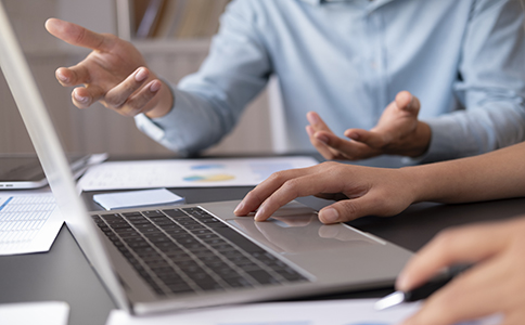 ?？诒０补咀运璨牧?></p><h3>三、海口保安公司注冊所需材料清單</h3><p>在準(zhǔn)備注冊材料時，以下清單可供參考，確保材料齊全，避免多次補(bǔ)交：</p><p>- 公司名稱預(yù)先核準(zhǔn)通知書</p><p>- 公司章程(含股東及出資比例)</p><p>- 法人及股東身份證復(fù)印件</p><p>- 注冊資本驗資證明(或銀行資信證明)</p><p>- 辦公場所產(chǎn)權(quán)證或租賃合同</p><p>- 經(jīng)營場所的消防安全合格證明</p><p>- 主要管理人員及保安人員資格證書復(fù)印件</p><p>- 保安服務(wù)方案及管理制度說明</p><p>- 申請表及其他相關(guān)表格</p><h3>四、?？诒０补咀猿Ｒ妴栴}及注意事項</h3><p>- 注冊資本實繳比例：目前部分地區(qū)允許注冊資本認(rèn)繳制，但部分公安部門要求保安公司注冊資本需實繳到位，建議提前確認(rèn)當(dāng)?shù)刈钚抡摺?/p><p>- 人員資質(zhì)審核：保安員資格證書辦理周期較長，建議提前準(zhǔn)備，避免因人員資質(zhì)影響注冊進(jìn)度。</p><p>- 辦公場所合規(guī)：辦公場所必須符合消防和安全標(biāo)準(zhǔn)，避免審核不通過導(dǎo)致注冊延誤。</p><p>- 政策更新關(guān)注：?？诩昂Ｄ鲜Ρ０残袠I(yè)的政策可能有調(diào)整，注冊前應(yīng)多關(guān)注最新政策，確保合規(guī)。</p><h3>五、海口保安公司注冊完成后的后續(xù)管理建議</h3><p>?？诒０补咀猿晒螅ㄗh做好以下管理工作：</p><p>- 定期更新人員資質(zhì)，保持合規(guī)運營。</p><p>- 建立完善的安全管理和應(yīng)急預(yù)案。</p><p>- 按時完成稅務(wù)申報及財務(wù)記賬。</p><p>- 積極維護(hù)客戶關(guān)系，提升服務(wù)質(zhì)量。</p><p>- 關(guān)注行業(yè)動態(tài)，適時調(diào)整經(jīng)營策略。</p><h3>總結(jié)</h3><p>?？谧员０补玖鞒屉m涉及多個環(huán)節(jié)，但只要掌握條件、準(zhǔn)備齊全材料、按步驟辦理，注冊成功并不難。本文詳細(xì)介紹了?？诒０补咀缘臈l件、流程、所需材料及注意事項，幫助創(chuàng)業(yè)者理清思路，順利開辦保安服務(wù)企業(yè)。如需了解更多關(guān)于海口注冊保安公司的政策解讀、辦理細(xì)節(jié)或后續(xù)管理問題，歡迎隨時咨詢?？阢茣?，我們將為您提供專業(yè)指導(dǎo)和一站式服務(wù)，助力您的事業(yè)穩(wěn)步發(fā)展。</p><div   id=