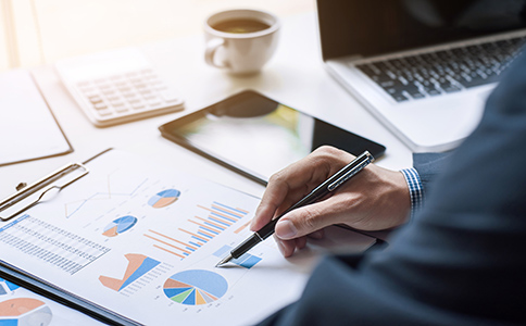 ?？谧苑止?></p><h3>三、?？谑械南嚓P政策及行業(yè)要求</h3><p>?？谑凶鳛楹Ｄ鲜〉氖鞘校陙韺ζ髽I(yè)注冊的支持政策逐漸完善，尤其是在引導外資和創(chuàng)新型企業(yè)發(fā)展方面，采取了一系列優(yōu)惠政策。企業(yè)在注冊分公司時，需根據(jù)?？谑械木唧w政策要求提供相應材料。</p><p>1. 企業(yè)類型與稅務政策：?？趯τ诓煌袠I(yè)的企業(yè)，特別是外資、互聯(lián)網(wǎng)和高新技術企業(yè)，給予稅收上的優(yōu)惠政策。注冊分公司時，企業(yè)需根據(jù)其行業(yè)特點，了解相關的稅收優(yōu)惠政策，并向相關部門咨詢確認。</p><p>2. 環(huán)保與行業(yè)審批要求：部分行業(yè)如餐飲、醫(yī)療、環(huán)保等，可能需要進行環(huán)境評估或行業(yè)審批，企業(yè)在提交注冊資料時需要確認是否符合相關政策要求。</p><h3>四、?？谧苑止緯r的常見問題及解答</h3><p>1. 分公司是否需要獨立注冊資本?</p><p>- 不需要。分公司通常不需要單獨出資注冊資本，而是由母公司進行全額投資。分公司注冊資本一般由母公司決定，并不需要單獨繳納資本金。</p><p>2. 分公司可以獨立法人身份嗎?</p><p>- 不可以。分公司是母公司的一部分，不具有獨立法人資格，其法律責任由母公司承擔。分公司不能單獨進行法務或稅務活動。</p><p>3. 分公司是否需要重新繳納稅款?</p><p>- 分公司在海口進行稅務登記后，需按照國家稅法進行納稅申報，但其納稅義務由母公司負責。如果分公司未獨立運營，母公司需合并稅務報表。</p><p>4. 注冊分公司過程中能否委托代理公司處理?</p><p>- 可以。很多企業(yè)會選擇委托專業(yè)的會計事務所或工商代理公司代辦注冊手續(xù)，以確保所有資料和流程的順利進行。</p><h3>五、總結(jié)與推薦</h3><p>通過以上介紹，企業(yè)在?？谧苑止緯r所需的資料和流程大致已清晰。企業(yè)在準備相關材料時，建議仔細核對每項要求，確保資料的完整性和準確性。此外，企業(yè)在選擇注冊地址和確認經(jīng)營范圍時，需根據(jù)自身的業(yè)務需求，合理規(guī)劃分公司運營。</p><p>如果您對注冊過程有任何疑問或需要專業(yè)的幫助，隨時可以咨詢?？阢茣?，我們的專業(yè)團隊將為您提供全方位的服務，確保您的分公司注冊順利完成。</p><div   id=