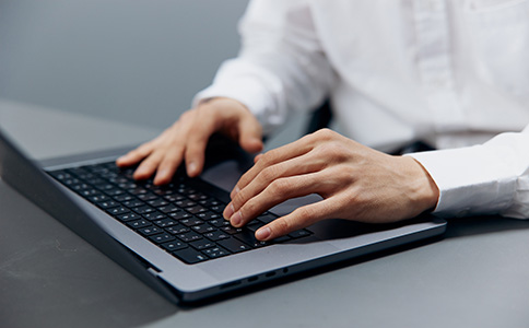 ?？谧怨煞萦邢薰舅璨牧?></p><h3>三、?？谧怨煞萦邢薰舅璨牧?/h3><p>注冊股份有限公司需準(zhǔn)備的材料較多，確保材料齊全是成功注冊的關(guān)鍵。主要包括：</p><p>- 股東身份證明(個(gè)人身份證或法人營業(yè)執(zhí)照副本)</p><p>- 公司章程(需全體股東簽字)</p><p>- 股東會(huì)決議及董事會(huì)決議</p><p>- 公司名稱預(yù)核準(zhǔn)通知書</p><p>- 注冊地址使用證明(租賃合同或產(chǎn)權(quán)證復(fù)印件)</p><p>- 驗(yàn)資報(bào)告(如實(shí)繳資本需提供)</p><p>- 法定代表人、董事、監(jiān)事身份證明</p><p>- 其他根據(jù)行業(yè)特點(diǎn)或?？谡咝枰奶厥馕募?/p><h3>四、?？谧怨煞萦邢薰镜某Ｒ娮⒁馐马?xiàng)</h3><p>創(chuàng)業(yè)者在辦理海口注冊股份有限公司時(shí)，應(yīng)特別注意以下問題：</p><p>1. 確保名稱符合規(guī)范且不重復(fù)</p><p>名稱審核是注冊的第一關(guān)，避免因名稱問題導(dǎo)致注冊失敗。</p><p>2. 注冊資本實(shí)繳與認(rèn)繳</p><p>根據(jù)最新法規(guī)，注冊資本實(shí)行認(rèn)繳制，但部分行業(yè)或銀行開戶會(huì)要求實(shí)繳資金證明，需提前準(zhǔn)備。</p><p>3. 注冊地址的真實(shí)性</p><p>?？诠ど叹謱?duì)注冊地址核查嚴(yán)格，注冊地址必須真實(shí)有效，不能使用虛假地址。</p><p>4. 經(jīng)營范圍填寫精準(zhǔn)</p><p>經(jīng)營范圍要符合實(shí)際經(jīng)營業(yè)務(wù)，避免因經(jīng)營范圍不符影響后續(xù)審批。</p><p>5. 股東及管理人員資格合規(guī)</p><p>確保股東、董事、監(jiān)事身份合法，符合法律法規(guī)要求。</p><p>6. 及時(shí)辦理稅務(wù)及銀行手續(xù)</p><p>營業(yè)執(zhí)照辦理完成后，應(yīng)盡快進(jìn)行稅務(wù)登記和銀行開戶，保證公司正常運(yùn)營。</p><h3>結(jié)語</h3><p>總體來看，?？谧怨煞萦邢薰緱l件涵蓋股東人數(shù)、注冊資本、公司治理、注冊地址及經(jīng)營范圍等多方面要求。注冊流程雖繁瑣，但只要按步驟準(zhǔn)備齊全材料，合理規(guī)劃，便能順利完成公司設(shè)立。</p><p>如果您在?？谧怨煞萦邢薰具^程中遇到任何疑問或需要專業(yè)指導(dǎo)，歡迎隨時(shí)聯(lián)系?？阢茣?huì)計(jì)。我們擁有豐富的實(shí)操經(jīng)驗(yàn)和專業(yè)團(tuán)隊(duì)，將為您提供全方位的注冊服務(wù)，助力您的企業(yè)順利起航!</p><div   id=