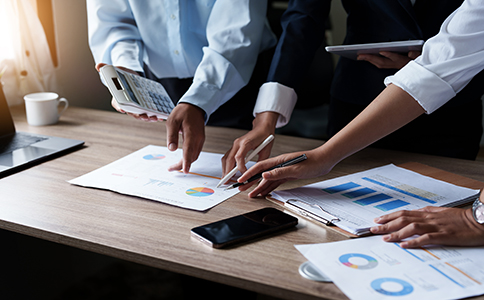 ?？谟邢薰咀?></p><h3>四、?？谟邢薰咀再M用范圍及注意事項</h3><p>注冊費用主要包括：</p><p>- 工商登記費(目前部分地區(qū)免收)</p><p>- 公司章程打印及簽字費用</p><p>- 刻章費用(約200-500元不等)</p><p>- 銀行開戶費用(部分銀行免費)</p><p>- 代理服務(wù)費用(若委托第三方辦理)</p><p>創(chuàng)業(yè)者需根據(jù)自身情況合理預(yù)算，避免盲目壓縮費用導(dǎo)致流程拖延。</p><h3>五、?？谟邢薰咀灾谐Ｒ妴栴}及解決方案</h3><p>1. 公司名稱被駁回</p><p>建議準(zhǔn)備3-5個備用名稱，避免重復(fù)導(dǎo)致注冊受阻。</p><p>2. 材料填寫不規(guī)范</p><p>可咨詢專業(yè)機構(gòu)或代理，確保資料準(zhǔn)確、完整。</p><p>3. 注冊地址不符合要求</p><p>注冊地址需真實有效，符合工商要求，不可使用虛假地址。</p><p>4. 稅務(wù)登記及發(fā)票申領(lǐng)不清楚</p><p>建議盡早了解稅務(wù)流程，避免日后運營中出現(xiàn)合規(guī)風(fēng)險。</p><h3>六、?？谟邢薰咀缘膬?yōu)勢與注意事項</h3><p>海口作為海南省會，具備政策支持、稅收優(yōu)惠和良好的營商環(huán)境。注冊有限公司可享受有限責(zé)任保護(hù)，方便融資和品牌建設(shè)。</p><p>注意事項包括：</p><p>- 明確經(jīng)營范圍，避免超范圍經(jīng)營</p><p>- 及時完成年度報告和稅務(wù)申報</p><p>- 合理規(guī)劃注冊資本，符合行業(yè)規(guī)范</p><h3>總結(jié)</h3><p>綜上所述，?？谟邢薰咀粤鞒毯w企業(yè)名稱核準(zhǔn)、材料準(zhǔn)備、工商登記、刻章、銀行開戶及稅務(wù)登記等關(guān)鍵步驟。了解并掌握這些流程，有助于創(chuàng)業(yè)者節(jié)省時間成本，順利完成公司注冊。注冊過程中，材料齊全、步驟規(guī)范是成功的保障。</p><p>如果您在注冊過程中遇到疑問或需要專業(yè)指導(dǎo)，歡迎隨時咨詢?？阢茣嫞覀兲峁┮徽臼阶苑?wù)，幫助您高效完成?？谟邢薰咀?，助力創(chuàng)業(yè)夢想順利起航。</p><div   id=