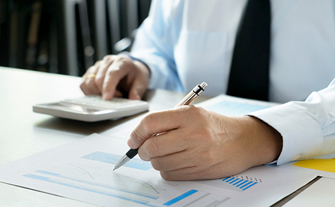 影響?？诖碛涃~費(fèi)用的主要因素