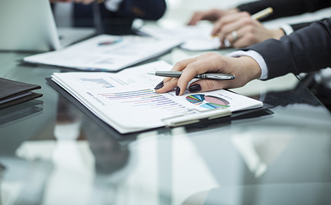 ??诠咀粤鞒? src= ??诠咀粤鞒?></p><h3>一、??诠咀粤鞒?/h3><p>??诠咀缘牧鞒檀笾路譃橐韵聨讉€步驟,每一步都至關重要。</p><p>1.1 企業(yè)名稱核準</p><p>注冊公司第一步是進行名稱核準。你需要提供3-5個備選公司名稱,并確保這些名稱沒有被其他企業(yè)注冊。海口工商局會根據相關規(guī)定對這些名稱進行審核,確保名稱的合法性和唯一性。</p><p>1.2 提交注冊材料</p><p>名稱核準通過后,你可以準備提交注冊材料。注冊所需的材料包括:</p><p>- 公司章程;</p><p>- 股東身份證明(自然人股東需要提供身份證,法人股東提供法人營業(yè)執(zhí)照);</p><p>- 法定代表人、董事、監(jiān)事的身份證明;</p><p>- 注冊地址證明(房產證復印件或租賃合同);</p><p>- 公司名稱核準通知書。</p><p>材料準備齊全后,你可以將其提交到海口的工商行政管理部門進行審批。</p><p>1.3 營業(yè)執(zhí)照領取</p><p>經過審批,工商局會發(fā)放營業(yè)執(zhí)照,證明你的公司已經合法成立。一般情況下,注冊公司從提交材料到拿到營業(yè)執(zhí)照,時間大約為5-10個工作日。</p><p>1.4 刻制印章</p><p>領取營業(yè)執(zhí)照后,你還需要到專業(yè)的刻章公司辦理公司公章、財務章、法人章等印章。這一步驟一般需要1-2個工作日。</p><p>1.5 開設銀行賬戶</p><p>公司成立后,下一步是開設公司銀行賬戶。通常銀行會要求提供公司營業(yè)執(zhí)照、法人身份證、公司章程等文件。銀行開戶時間一般為3-5個工作日。</p><p>1.6 稅務登記與社保開戶</p><p>在公司注冊完成后,還需要到當地稅務局辦理稅務登記,領取稅務登記證。此外,如果你有員工,還需要辦理社保登記。稅務登記和社保開戶一般可以在同一天完成。</p><h3>二、??诠咀运璨牧?/h3><p>在了解了注冊流程后,接下來是準備公司注冊所需的材料。除了公司章程、股東身份信息等基本材料外,還需要準備以下資料:</p><p>- 注冊公司所在地的房產證或租賃合同;</p><p>- 法定代表人及股東的身份證復印件(如為法人股東,還需提供營業(yè)執(zhí)照副本);</p><p>- 法定代表人、董事及監(jiān)事的任職文件;</p><p>- 公司經營范圍和業(yè)務類型。</p><p>確保材料齊全,才能順利完成注冊流程。<br><img src=