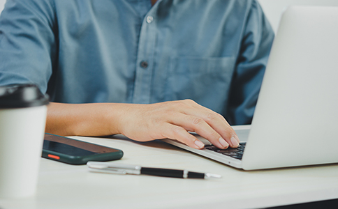 ?？谏虡俗缘幕玖鞒?></p><h3>一、?？谏虡俗缘幕玖鞒?/h3><p>商標注冊流程明確，但每一個環(huán)節(jié)都需要細致準備，以免因資料不全或流程操作不當而延誤注冊。海口商標注冊流程主要包括以下幾個步驟：</p><p>1.商標查詢</p><p>在正式提交注冊申請前，建議進行商標查詢。查詢的目的是確認擬注冊商標是否已被他人注冊或存在相似沖突。商標查詢可通過國家知識產(chǎn)權(quán)局官方網(wǎng)站完成，也可委托專業(yè)機構(gòu)代為查詢。通過查詢，申請人可以大幅降低注冊被駁回的風(fēng)險，提高成功率。</p><p>2.提交注冊申請</p><p>確認商標可注冊后，申請人需提交注冊申請。申請方式包括線上申請和線下申請：</p><p>- 線上申請：通過中國商標網(wǎng)提交電子申請表，填寫商標信息、類別、申請人信息，并上傳相關(guān)文件。</p><p>- 線下申請：到?？诋?shù)厣虡耸芾泶翱谔峤患堎|(zhì)材料。</p><p>提交申請時需確保信息準確，包括商標類別、申請人名稱、聯(lián)系方式等，以避免申請延誤或被駁回。</p><p>3.商標受理與初審</p><p>商標局收到申請后，會進行形式審查，檢查材料是否完整、信息是否規(guī)范。形式審查通過后，商標進入實質(zhì)審查階段，審查員將評估商標是否符合注冊條件，包括顯著性、是否與已有商標沖突等。</p><p>4.公告與異議期</p><p>實質(zhì)審查通過后，商標進入公告階段，公告期為三個月。在此期間，任何第三方如認為商標存在侵權(quán)或沖突，可提出異議。若無異議或異議被駁回，商標將進入注冊批準階段。</p><p>5.注冊批準與領(lǐng)取證書</p><p>公告期結(jié)束后，商標局核準注冊，申請人即可領(lǐng)取商標注冊證書。至此，?？谏虡俗粤鞒陶酵瓿桑虡藱?quán)利生效。</p><h3>二、海口商標注冊所需材料</h3><p>注冊商標需準備的材料主要包括以下幾類：</p><p>1.申請人身份證明</p><p>- 企業(yè)：營業(yè)執(zhí)照副本復(fù)印件</p><p>- 個人：有效身份證復(fù)印件</p><p>2.商標圖樣</p><p>- 提供清晰的商標圖片，分辨率需符合要求，確保圖形、文字或組合商標清晰可識別。</p><p>3.申請表格</p><p>- 填寫完整的商標注冊申請表，包括商標類別、商品或服務(wù)項目等。</p><p>4.委托代理文件(如適用)</p><p>- 若通過代理機構(gòu)辦理，需要提交授權(quán)委托書，明確代理權(quán)限。</p><p>5.其他證明材料</p><p>- 如特殊商標或特殊類別商品，可能需提供附加證明文件，如包裝設(shè)計圖、使用樣品等。<br><img src=