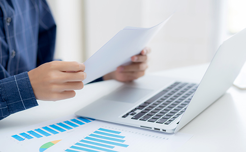 ?？谧怨舅璨牧?></p><h3>一、?？谧怨舅璨牧?/h3><p>注冊公司前，準備齊全材料是關(guān)鍵步驟之一。海口注冊公司所需材料主要包括以下幾類：</p><p>1.公司名稱</p><p>企業(yè)需提供3-5個備用公司名稱，便于工商部門進行名稱核準。建議名稱避免重復、規(guī)范，符合《公司名稱登記管理規(guī)定》。</p><p>2.股東及法定代表人身份證明</p><p>包括股東及法定代表人的身份證原件和復印件。若股東為外籍人士，還需提供有效護照及居留證明。</p><p>3.注冊地址證明</p><p>公司注冊地址必須合法有效，可提供租賃合同或房產(chǎn)證明，并加蓋房東或物業(yè)公章。</p><p>4.公司章程</p><p>公司章程需明確股東出資比例、公司經(jīng)營范圍、管理架構(gòu)及利潤分配方式。章程需由全體股東簽字或蓋章。</p><p>5.注冊資本及驗資材料(可選)</p><p>自2021年起，實行認繳制，無需實繳注冊資本。但部分特殊行業(yè)仍需提供驗資報告。</p><p>6.其他材料</p><p>特殊行業(yè)可能需要行業(yè)許可或?qū)徟绮惋?、醫(yī)療、教育培訓等。</p><p>準備齊全材料不僅可以避免注冊延誤，還能節(jié)省整體辦理時間。</p><h3>二、?？诠咀粤鞒碳皶r間</h3><p>了解海口公司注冊的標準流程，有助于創(chuàng)業(yè)者合理安排時間，提高注冊效率。以下為主要步驟及預估時間：</p><p>1.公司名稱核準(約1-3個工作日)</p><p>企業(yè)提交擬用公司名稱至海口工商局，等待審核。審核通過后領(lǐng)取《名稱預先核準通知書》。</p><p>2.提交注冊材料(約3-5個工作日)</p><p>將準備好的公司章程、股東身份證明、注冊地址證明等材料提交至工商部門。若材料齊全且符合規(guī)定，一般可順利通過初審。</p><p>3.領(lǐng)取營業(yè)執(zhí)照(約5個工作日)</p><p>工商部門審核通過后，可領(lǐng)取《營業(yè)執(zhí)照》。至此，公司正式成立。</p><p>4.刻章備案(約1-2個工作日)</p><p>包括公司公章、財務(wù)章、合同章等?？陶峦瓿珊?，需要在公安機關(guān)備案。</p><p>5.銀行開戶及稅務(wù)登記(約3-5個工作日)</p><p>公司需在銀行開設(shè)基本賬戶，并在稅務(wù)部門完成稅務(wù)登記，包括一般納稅人或小規(guī)模納稅人申請。</p><p>整體流程若順利完成，一般需要10-15個工作日。若遇到特殊行業(yè)審批，時間可能延長至20-30個工作日。<br><img src=