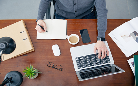 ?？诩艺咀?></p><h3>一、?？诩艺咀郧暗臏?zhǔn)備工作</h3><p>在開始注冊?？诩艺局?，創(chuàng)業(yè)者需要進(jìn)行充分的準(zhǔn)備，確保注冊流程順利。</p><p>1.確定公司類型</p><p>?？诩艺就ǔ？蛇x擇有限責(zé)任公司或個體工商戶兩種類型。有限責(zé)任公司適合多名股東共同投資，責(zé)任有限，適合長期發(fā)展;個體工商戶適合個人創(chuàng)業(yè)，注冊手續(xù)相對簡便，但承擔(dān)無限責(zé)任。</p><p>2.公司名稱核準(zhǔn)</p><p>公司名稱是注冊的第一步，需要在海口市場監(jiān)督管理局進(jìn)行核準(zhǔn)。建議準(zhǔn)備3-5個備選名稱，以防核名不通過。同時，名稱應(yīng)符合規(guī)范，不得包含敏感詞或重復(fù)已有公司名稱。</p><p>3.注冊地址準(zhǔn)備</p><p>注冊海口家政公司需要提供合法的經(jīng)營地址，可以是商用辦公場所或符合政策的住宅地址。注冊地址需提供租賃合同或房產(chǎn)證明。</p><p>4.注冊資本及股東出資</p><p>根據(jù)最新政策，?？诩艺咀詫ψ再Y本沒有硬性最低要求，但實際經(jīng)營中建議根據(jù)業(yè)務(wù)規(guī)模合理設(shè)定注冊資本，以便日后貸款、融資或擴(kuò)大業(yè)務(wù)時更具便利。</p><p>5.材料準(zhǔn)備</p><p>注冊所需材料主要包括：股東身份證明、公司章程、注冊地址證明、公司名稱核準(zhǔn)通知書等。提前準(zhǔn)備齊全可加快注冊速度。</p><h3>二、?？诩艺咀粤鞒滩襟E</h3><p>掌握完整的注冊流程，能夠讓創(chuàng)業(yè)者避免走彎路，節(jié)省時間和成本。</p><p>1.公司名稱核準(zhǔn)</p><p>提交公司名稱申請至海口市場監(jiān)督管理局，經(jīng)過核查后獲取《名稱預(yù)先核準(zhǔn)通知書》。核名通常需要1-3個工作日。</p><p>2.提交注冊材料</p><p>核名通過后，準(zhǔn)備并提交注冊所需材料，包括公司章程、股東身份證復(fù)印件、注冊地址證明、法人及股東信息表等。材料齊全且符合要求，審核通常需要5-7個工作日。</p><p>3.領(lǐng)取營業(yè)執(zhí)照</p><p>審核通過后，市場監(jiān)督管理局會頒發(fā)《營業(yè)執(zhí)照》，公司正式合法成立。此時，創(chuàng)業(yè)者即可進(jìn)行日常經(jīng)營活動。</p><p>4.刻制公章及財務(wù)章</p><p>領(lǐng)取營業(yè)執(zhí)照后，需要刻制公司公章、財務(wù)章、合同章及法人章，用于簽訂合同、銀行開戶及日常事務(wù)。</p><p>5.銀行開戶及稅務(wù)登記</p><p>持營業(yè)執(zhí)照、公章等資料到銀行開設(shè)公司基本賬戶，同時在稅務(wù)部門進(jìn)行稅務(wù)登記，完成稅務(wù)相關(guān)信息備案。辦理稅務(wù)事項后，公司即可依法繳納稅款并開具發(fā)票。</p><p>6.辦理行業(yè)許可(如需要)</p><p>家政公司在部分業(yè)務(wù)中可能涉及特殊許可，例如月嫂培訓(xùn)、保潔服務(wù)資質(zhì)等。創(chuàng)業(yè)者需根據(jù)實際業(yè)務(wù)辦理相應(yīng)行業(yè)許可證，確保合法經(jīng)營。<br><img src=