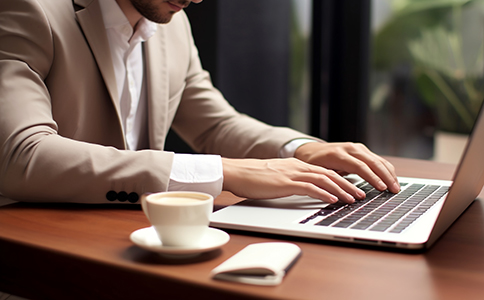 注冊(cè)?？诨鸸舅璨牧锨鍐?></p><h3>注冊(cè)?？诨鸸舅璨牧锨鍐?/h3><p>在辦理?？诨鹩邢薰咀?cè)時(shí)，申請(qǐng)人需要準(zhǔn)備以下材料：</p><p>- 公司章程及設(shè)立申請(qǐng)書</p><p>- 股東身份證明及出資證明文件</p><p>- 法人身份證復(fù)印件</p><p>- 辦公場(chǎng)所租賃合同及房產(chǎn)證明</p><p>- 注冊(cè)資本相關(guān)證明材料</p><p>- 行業(yè)主管部門要求的其他文件</p><h3>?？诨鸸咀?cè)過程中的注意事項(xiàng)</h3><p>1. 注冊(cè)資本認(rèn)繳制</p><p>雖然我國(guó)普遍實(shí)行注冊(cè)資本認(rèn)繳制，但基金公司因涉及金融風(fēng)險(xiǎn)，部分類型公司仍可能要求實(shí)繳，申請(qǐng)人需提前規(guī)劃資金。</p><p>2. 政策合規(guī)性</p><p>?？谧鳛樽再Q(mào)港，對(duì)于金融類企業(yè)的監(jiān)管相對(duì)嚴(yán)格，企業(yè)需確保經(jīng)營(yíng)范圍與業(yè)務(wù)活動(dòng)完全符合國(guó)家和地方政策。</p><p>3. 后續(xù)備案與報(bào)告</p><p>成功完成海口基金有限公司注冊(cè)后，還需定期向基金業(yè)協(xié)會(huì)或相關(guān)監(jiān)管部門提交經(jīng)營(yíng)報(bào)告，確保合法合規(guī)。</p><h3>?？诨鹩邢薰咀?cè)的優(yōu)勢(shì)</h3><p>- 政策支持力度大：海南自貿(mào)港在金融領(lǐng)域不斷推陳出新，基金公司可享受先行先試的政策便利。</p><p>- 稅收優(yōu)惠：部分符合條件的企業(yè)可享受企業(yè)所得稅減免政策。</p><p>- 國(guó)際化平臺(tái)：?？谡e極建設(shè)國(guó)際金融中心，基金公司有望在跨境投融資中獲得更多便利。</p><p>- 市場(chǎng)潛力巨大：隨著海南對(duì)外開放步伐加快，越來(lái)越多的資金與資源涌入，為基金公司提供了廣闊發(fā)展前景。</p><h3>注冊(cè)?？诨鸸境Ｒ妴栴}解答</h3><p>1. 注冊(cè)?？诨鸸拘枰嚅L(zhǎng)時(shí)間?</p><p>一般情況下，從提交材料到拿到營(yíng)業(yè)執(zhí)照，周期在15—30個(gè)工作日之間，具體取決于材料準(zhǔn)備是否齊全。</p><p>2. 個(gè)人能否獨(dú)立注冊(cè)基金公司?</p><p>原則上基金公司需要多名股東及專業(yè)團(tuán)隊(duì)，單獨(dú)個(gè)人注冊(cè)難度較大。</p><p>3. 注冊(cè)完成后是否能立即開展業(yè)務(wù)?</p><p>完成工商登記后仍需辦理基金業(yè)協(xié)會(huì)備案，備案完成后方可合法開展業(yè)務(wù)。</p><h3>總結(jié)</h3><p>通過以上介紹，相信大家對(duì)?？诨鹩邢薰咀?cè)的條件、流程、所需材料及注意事項(xiàng)有了更清晰的了解。在海南自貿(mào)港的政策支持下，在?？谠O(shè)立基金公司不僅具備政策與稅收優(yōu)勢(shì)，更有助于企業(yè)搶占未來(lái)金融發(fā)展先機(jī)。</p><p>如果您正考慮注冊(cè)基金公司，但對(duì)政策、流程或材料存在疑問，建議不要盲目操作，以免浪費(fèi)時(shí)間和成本。您可以隨時(shí)咨詢海口泓灼會(huì)計(jì)，我們將為您提供專業(yè)的注冊(cè)指導(dǎo)和全程代辦服務(wù)，助力您的基金公司快速合規(guī)落地!</p><div   id=