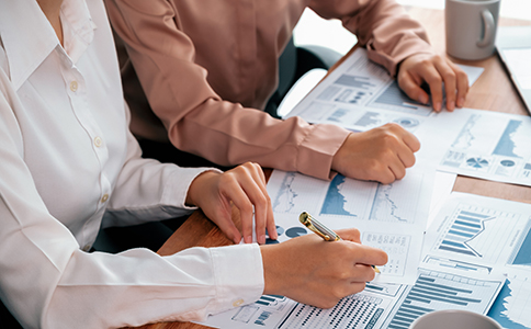 ?？谛∥⒐咀缘牧鞒?></p><h3>海口小微公司注冊的流程</h3><p>要在?？诔晒ψ砸患倚∥⒐荆枰来瓮瓿梢韵虏襟E：</p><p>1. 公司名稱核準(zhǔn)</p><p>在正式提交注冊申請之前，創(chuàng)業(yè)者需要先準(zhǔn)備 3—5 個(gè)候選公司名稱，提交至市場監(jiān)督管理局進(jìn)行核準(zhǔn)。系統(tǒng)會(huì)對名稱進(jìn)行重復(fù)性檢查，避免與已有企業(yè)重名。一般 1—3 個(gè)工作日即可出結(jié)果。</p><p>2. 提交設(shè)立申請材料</p><p>名稱通過后，需要準(zhǔn)備完整的設(shè)立材料，包括法人身份證、股東身份證、公司章程、注冊地址證明等，統(tǒng)一提交至政務(wù)服務(wù)中心或“海南政務(wù)一體化平臺”。</p><p>3. 領(lǐng)取營業(yè)執(zhí)照</p><p>審核通過后，工商部門會(huì)核發(fā)《營業(yè)執(zhí)照》，這是公司合法成立的關(guān)鍵文件。通常情況下，3—5 個(gè)工作日內(nèi)可領(lǐng)取。</p><p>4. 刻制公章</p><p>注冊公司成功后，還需要到公安備案的刻章點(diǎn)刻制公司印章，包括公章、財(cái)務(wù)章、法人章等。這是企業(yè)后續(xù)經(jīng)營活動(dòng)的重要工具。</p><p>5. 銀行開戶</p><p>拿到營業(yè)執(zhí)照和印章后，就可以到銀行開設(shè)公司基本賬戶，用于資金收付和日常運(yùn)營。</p><p>6. 稅務(wù)登記</p><p>企業(yè)需要在稅務(wù)局完成登記，并根據(jù)公司業(yè)務(wù)類型進(jìn)行納稅人身份認(rèn)定(小規(guī)模納稅人或一般納稅人)。同時(shí)還需建立賬簿，按時(shí)申報(bào)稅務(wù)。</p><p>7. 社保開戶</p><p>如果企業(yè)計(jì)劃招用員工，還需要在社保局開設(shè)賬戶，為員工繳納社保和公積金。</p><p>以上步驟環(huán)環(huán)相扣，只有全部完成后，公司才算真正進(jìn)入合法運(yùn)營階段。</p><h3>?？谛∥⒐咀运璨牧?/h3><p>為了順利完成 ?？谛∥⒐咀?，創(chuàng)業(yè)者需要準(zhǔn)備以下材料：</p><p>- 法人及股東的身份證明(身份證復(fù)印件或護(hù)照復(fù)印件);</p><p>- 公司名稱預(yù)先核準(zhǔn)通知書;</p><p>- 公司章程(需全體股東簽字);</p><p>- 注冊地址的產(chǎn)權(quán)證明或租賃合同(必須是商用地址);</p><p>- 法定代表人、監(jiān)事、財(cái)務(wù)負(fù)責(zé)人的任職文件;</p><p>- 注冊資本認(rèn)繳證明文件;</p><p>- 銀行開戶許可證(部分情況下需要)。</p><p>準(zhǔn)備充分的材料，可以極大縮短注冊周期，避免反復(fù)提交的麻煩。<br><img src=