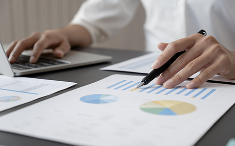 ?？谧稍児咀缘幕玖鞒?></p><h3>?？谧稍児咀缘幕玖鞒?/h3><p>想要成功完成海口咨詢公司注冊，需要按照工商和市場監(jiān)管部門的相關要求，逐步完成以下環(huán)節(jié)：</p><p>1. 企業(yè)名稱核準</p><p>創(chuàng)業(yè)者需要先準備3—5個備選公司名稱，提交至?？谑惺袌霰O(jiān)督管理局進行審核。名稱中需明確體現(xiàn)“咨詢”字樣，并避免與同類企業(yè)重復。</p><p>2. 確定公司類型與經營范圍</p><p>咨詢公司一般設立為有限責任公司，經營范圍可涵蓋企業(yè)管理咨詢、商務信息咨詢、財務咨詢、人力資源咨詢等。選擇范圍時要結合公司業(yè)務規(guī)劃，避免過寬或過窄。</p><p>3. 提交注冊材料</p><p>申請人需要將股東身份證明、公司章程、注冊地址證明等資料提交工商部門進行審核。</p><p>4. 領取營業(yè)執(zhí)照</p><p>審核通過后，申請人即可領取營業(yè)執(zhí)照，企業(yè)正式成立，具備合法經營資格。</p><p>5. 后續(xù)事項</p><p>包括刻制印章、銀行開戶、稅務備案、社保開戶等。這些步驟直接關系到公司后續(xù)的正常經營。</p><p>通過以上流程，海口咨詢公司注冊才能順利完成，確保企業(yè)具備市場競爭力。</p><h3>海口咨詢公司注冊所需材料</h3><p>要想順利推進?？谧稍児咀裕暾埲诵枰獪蕚湟韵虏牧希?/p><p>- 股東及法定代表人身份證明：所有股東需提供有效身份證件，若有外資背景，還需額外的公證與認證手續(xù)。</p><p>- 公司章程：明確公司名稱、經營范圍、注冊資本、股東權利義務、利潤分配方案等。</p><p>- 注冊地址證明：需提供合法的辦公場所租賃合同或產權證復印件。海口部分園區(qū)可提供虛擬注冊地址，適合初創(chuàng)型企業(yè)。</p><p>- 注冊資本認繳信息：根據(jù)《公司法》要求，咨詢公司注冊資本實行認繳制，但建議合理設置資本額，避免后續(xù)經營風險。</p><p>- 其他資料：如委托代理人身份證明、登記申請書等。</p><p>準備齊全這些材料，將有效縮短審批時間，提升?？谧稍児咀缘男省?/p><h3>?？谧稍児咀缘臈l件要求</h3><p>想要成功完成注冊，除了提交材料，還需符合以下條件：</p><p>1. 股東人數(shù)：有限責任公司股東人數(shù)為1—50人之間。</p><p>2. 注冊地址：必須是符合工商登記要求的合法辦公場所，不能使用住宅。</p><p>3. 公司名稱規(guī)范：需符合工商核名標準，不能含有禁止性用語。</p><p>4. 注冊資本：咨詢公司一般無需過高資本，但建議根據(jù)業(yè)務需要合理設置，如50萬—100萬常見。</p><p>5. 經營范圍合規(guī)：不得涉及國家限制或禁止的行業(yè)，如未經批準的金融、證券、投資業(yè)務。</p><p>這些條件是?？谧稍児咀缘幕鹃T檻，申請人必須嚴格遵守。<br><img src=