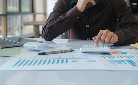 ?？谧怨舅璧幕静牧?></p><h3>海口注冊公司所需的基本材料</h3><p>無論您打算在?？谧杂邢挢熑喂?、獨資企業(yè)還是分公司，都會涉及到一些必備材料。以下是通常需要準備的核心文件：</p><p>1. 公司名稱預先核準申請書</p><p>創(chuàng)業(yè)者需提前準備多個公司名稱，以防重名被駁回。核名通過后，方能進入下一步。</p><p>2. 股東及法定代表人身份證明</p><p>- 自然人股東：需提供身份證原件及復印件。</p><p>- 企業(yè)股東：需提供營業(yè)執(zhí)照副本復印件、法人身份證明。</p><p>3. 公司注冊地址證明</p><p>在海口注冊公司，必須提供合法的注冊地址。常見方式包括租賃寫字樓、掛靠在孵化器或商務秘書公司。需要提交租賃合同及房產證明復印件。</p><p>4. 公司章程</p><p>公司章程是注冊的核心材料，需明確公司的經營范圍、注冊資本、股東出資比例、利潤分配方式及治理結構。</p><p>5. 財務人員信息</p><p>注冊時需確定公司財務負責人，提供身份證及相關信息。</p><p>6. 其他輔助材料</p><p>部分行業(yè)需提供前置審批文件，例如餐飲、醫(yī)療、教育等行業(yè)，需要額外提交許可證或備案證明。</p><p>由此可見，?？谧怨拘枰峁┠男┎牧希粌H包括身份證明、注冊地址，還涉及章程、財務資料等多個方面。</p><h3>不同公司類型的材料差異</h3><p>在海口，不同類型的公司在注冊時所需的材料有所不同，創(chuàng)業(yè)者要結合自身實際情況選擇合適的公司類型。</p><p>1. 有限責任公司</p><p>- 所需材料：股東身份證明、公司章程、注冊地址證明、出資證明。</p><p>- 特點：股東以出資額為限承擔責任，適合中小企業(yè)。</p><p>2. 個人獨資企業(yè)</p><p>- 所需材料：投資人身份證明、經營場所使用證明。</p><p>- 特點：手續(xù)相對簡單，適合小規(guī)模經營，但投資人需承擔無限責任。</p><p>3. 分公司</p><p>- 所需材料：母公司營業(yè)執(zhí)照、負責人身份證明、分公司注冊地址證明。</p><p>- 特點：分公司不具備獨立法人資格，責任由母公司承擔。</p><p>因此，在咨詢海口注冊公司需要提供哪些材料時，要結合企業(yè)類型，才能準備更具針對性的資料。<br><img src=