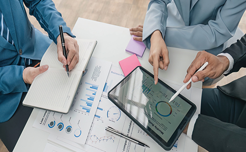 ?？谧钥萍脊玖鞒讨械淖⒁馐马?></p><h3>?？谧钥萍脊玖鞒讨械淖⒁馐马?/h3><p>1. 注冊資本選擇</p><p>科技公司注冊資本可認繳，但建議結合企業(yè)發(fā)展規(guī)劃，合理填寫。過高可能帶來壓力，過低則影響企業(yè)形象。</p><p>2. 經(jīng)營范圍填寫</p><p>科技公司經(jīng)營范圍涉及軟件開發(fā)、信息服務、技術咨詢、人工智能、大數(shù)據(jù)等。需要根據(jù)實際業(yè)務來選擇，同時可預留擴展空間。</p><p>3. 注冊地址要求</p><p>在?？谧钥萍脊緯r，注冊地址必須是合法合規(guī)的辦公場所，部分園區(qū)可提供掛靠地址。</p><p>4. 政策扶持申請</p><p>海南對科技類企業(yè)有稅收優(yōu)惠和人才引進政策，注冊完成后可及時申請相關補貼。</p><p>5. 后續(xù)財務合規(guī)</p><p>科技公司成立后，每月都需要按時申報稅務，即便沒有收入也要進行零申報。否則可能被列入異常經(jīng)營名錄，影響公司發(fā)展。</p><p>這些注意事項，都是在海口注冊科技公司流程中不可忽視的關鍵點。</p><h3>在?？谧钥萍脊镜膬?yōu)勢</h3><p>1. 政策優(yōu)勢</p><p>海南自貿港正在逐步落地，一系列優(yōu)惠政策正在實施，比如部分行業(yè)企業(yè)所得稅減按15%征收，對科技企業(yè)尤為利好。</p><p>2. 區(qū)位優(yōu)勢</p><p>?？谧鳛楹Ｄ系氖鞘?，交通便利，營商環(huán)境優(yōu)越，是科技企業(yè)進入自貿港市場的首選。</p><p>3. 人才與扶持</p><p>政府大力引進科技人才，同時給予企業(yè)研發(fā)補貼、稅收優(yōu)惠、創(chuàng)新獎勵等多項支持措施。</p><p>4. 未來發(fā)展?jié)摿?/p><p>隨著數(shù)字經(jīng)濟的快速發(fā)展，科技類企業(yè)在?？谟兄鴱V闊的發(fā)展空間和潛力。</p><p>因此，在?？谧钥萍脊玖鞒掏瓿珊螅髽I(yè)不僅可以享受當?shù)貎?yōu)惠政策，還能抓住市場機遇，快速成長。</p><h3>總結</h3><p>通過以上介紹，我們對海口注冊科技公司流程有了清晰的認識：從名稱核準到營業(yè)執(zhí)照領取、從刻章備案到稅務登記，每一步都需要認真對待。同時，注冊科技公司還需準備齊全的材料，并注意經(jīng)營范圍、資本填寫、地址合規(guī)等細節(jié)。海南自貿港的政策優(yōu)勢，使?？诔蔀榭萍计髽I(yè)落地的熱土。</p><p>如果你正在考慮在?？诔闪⒖萍脊荆瑓s對流程和材料準備不熟悉，完全可以借助專業(yè)機構的力量。?？阢茣嬜鳛楸镜亟?jīng)驗豐富的企業(yè)服務機構，可以為您提供公司注冊、代理記賬、稅務合規(guī)等全流程服務，幫助創(chuàng)業(yè)者順利完成注冊，輕松開啟科技創(chuàng)業(yè)之路。</p><div   id=