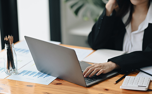 ?？谧钥萍脊镜膬?yōu)勢