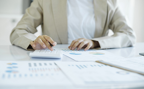 ?？诘缆肪仍咀粤鞒淘斀?></p><h3>?？诘缆肪仍咀粤鞒淘斀?/h3><p>?？诘缆肪仍咀粤鞒膛c普通公司注冊類似，但因為涉及特種服務(wù)行業(yè)，部分環(huán)節(jié)需要特別留意：</p><p>1. 核名：通過“海南省市場監(jiān)督管理局網(wǎng)上辦事大廳”提交3-5個備選公司名稱，避免重名。</p><p>2. 提交材料：將上述資料通過網(wǎng)上系統(tǒng)上傳或窗口提交，等待工商局審核。</p><p>3. 領(lǐng)取營業(yè)執(zhí)照：審核無誤后，3-5個工作日即可領(lǐng)取營業(yè)執(zhí)照。</p><p>4. 刻章備案：完成公司印章備案，包括公章、財務(wù)章、法人章等。</p><p>5. 銀行開戶：前往銀行開設(shè)公司對公賬戶，用于日常經(jīng)營收支。</p><p>6. 稅務(wù)登記：到稅務(wù)局進(jìn)行核稅，根據(jù)公司業(yè)務(wù)情況選擇小規(guī)?；蛞话慵{稅人。</p><p>7. 專項審批：如果公司實際開展道路救援業(yè)務(wù)，需要向交通運輸管理部門申請備案，確保合法運營。</p><p>因此，在滿足?？诘缆肪仍咀詶l件后，務(wù)必要完成后續(xù)的審批和備案環(huán)節(jié)，確保企業(yè)合法合規(guī)。</p><h3>?？诘缆肪仍咀再M用和注意事項</h3><p>很多創(chuàng)業(yè)者關(guān)心在?？谧缘缆肪仍镜馁M用問題。整體上，費用由以下幾個部分組成：</p><p>1. 工商注冊費用：如果自行辦理，基本無需手續(xù)費，但如委托代辦機(jī)構(gòu)，大概需要2000元左右服務(wù)費。</p><p>2. 注冊地址費用：如使用商用地址，需根據(jù)地段和面積決定租金;如使用園區(qū)掛靠地址，費用相對較低。</p><p>3. 刻章費用：一般在600-1000元之間。</p><p>4. 銀行開戶費用：部分銀行收取管理費，費用在500-1000元不等。</p><p>5. 專項審批費用：申請道路救援資質(zhì)時，可能涉及車輛檢測、人員培訓(xùn)等相關(guān)支出。</p><p>注意事項包括：</p><p>- 注冊資本不宜過低，建議至少50萬元起;</p><p>- 辦理過程中需規(guī)范填寫經(jīng)營范圍，否則后期可能面臨補充變更;</p><p>- 道路救援行業(yè)需要專用車輛，車輛購置與資質(zhì)備案要提前規(guī)劃;</p><p>- 稅務(wù)合規(guī)不可忽視，必須按時記賬報稅，否則可能被列入異常經(jīng)營名錄。</p><h3>海口道路救援公司注冊條件背后的合規(guī)意義</h3><p>設(shè)立道路救援公司不僅是創(chuàng)業(yè)行為，更是承擔(dān)社會責(zé)任的體現(xiàn)。?？谧鳛楹Ｄ献再Q(mào)港的重要城市，對道路救援行業(yè)有著較高的監(jiān)管要求。</p><p>- 保障交通安全：道路救援直接服務(wù)于社會交通秩序，必須合規(guī)經(jīng)營。</p><p>- 提升企業(yè)信譽：符合條件注冊的公司更容易獲得合作伙伴和政府認(rèn)可。</p><p>- 助力市場發(fā)展：合法合規(guī)的道路救援公司，有助于推動海南自貿(mào)港現(xiàn)代交通服務(wù)體系的完善。</p><p>因此，嚴(yán)格遵守?？诘缆肪仍咀詶l件，不僅有助于公司合法運營，也能提升企業(yè)的市場競爭力。</p><h3>總結(jié)</h3><p>綜上所述，?？诘缆肪仍咀詶l件主要包括公司名稱核準(zhǔn)、合法注冊地址、合理的經(jīng)營范圍和合適的注冊資本。創(chuàng)業(yè)者需要準(zhǔn)備齊全的資料，按照流程完成工商登記，并根據(jù)實際業(yè)務(wù)辦理專項審批。同時，注冊費用涵蓋注冊地址、刻章、銀行開戶和資質(zhì)備案等多方面，整體投入需合理規(guī)劃。</p><p>道路救援行業(yè)關(guān)乎社會公共交通安全，合規(guī)注冊是每一個創(chuàng)業(yè)者的必經(jīng)之路。如果您計劃在?？谧缘缆肪仍?，又不想在流程和資料上花費過多精力，建議尋求專業(yè)機(jī)構(gòu)的幫助。如有疑問，歡迎隨時咨詢?？阢茣?，為您提供從公司注冊到后續(xù)合規(guī)運營的一站式服務(wù)，讓創(chuàng)業(yè)更輕松、更省心。</p>                </div>
                <p class=