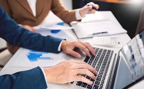 注冊(cè)?？诘墓?></p><h3>一、注冊(cè)海口的公司——基礎(chǔ)篇</h3><p>對(duì)于準(zhǔn)備注冊(cè)?？诠镜膭?chuàng)業(yè)者來(lái)說(shuō)，首先要準(zhǔn)備的就是基礎(chǔ)類資料。這部分資料是所有類型公司都必須具備的：</p><p>1. 公司名稱：需提前準(zhǔn)備3-5個(gè)備選名稱，?？谑惺袌?chǎng)監(jiān)督管理局實(shí)行同名比對(duì)，避免重復(fù)。</p><p>2. 法人及股東身份證明：包括身份證原件及復(fù)印件。如果股東為企業(yè)，還需提供營(yíng)業(yè)執(zhí)照副本復(fù)印件加蓋公章。</p><p>3. 公司章程：由全體股東簽署，明確公司經(jīng)營(yíng)范圍、注冊(cè)資本、利潤(rùn)分配方式等內(nèi)容。</p><p>4. 注冊(cè)地址證明：必須提供符合工商備案要求的注冊(cè)地址材料，如房產(chǎn)證復(fù)印件或合法使用證明。許多創(chuàng)業(yè)者選擇使用政府備案的注冊(cè)地址，更便捷、成本低。</p><p>5. 出資信息：需明確每位股東的出資比例、金額及方式。?？谀壳皩?shí)行認(rèn)繳制，但仍需在章程中注明。</p><p>6. 經(jīng)營(yíng)范圍說(shuō)明：需根據(jù)企業(yè)行業(yè)準(zhǔn)確填寫(xiě)。若涉及許可類項(xiàng)目(如食品、醫(yī)療、教育等)，需提前了解前置審批要求。</p><p>這些資料構(gòu)成了注冊(cè)?？诠咀罨A(chǔ)的申報(bào)材料，是整個(gè)工商登記的核心。</p><h3>二、注冊(cè)?？诘墓尽愋筒町惼?/h3><p>不同類型的公司在資料準(zhǔn)備上會(huì)有一定差異。根據(jù)經(jīng)營(yíng)模式和業(yè)務(wù)領(lǐng)域的不同，可分為以下幾類：</p><p>1. 服務(wù)型企業(yè)(如咨詢、設(shè)計(jì)、廣告類)：資料相對(duì)簡(jiǎn)單，只需提交一般的工商登記文件和法人、股東身份證明即可。</p><p>2. 貿(mào)易型公司：除了基本資料外，還需提交經(jīng)營(yíng)范圍內(nèi)涉及進(jìn)出口業(yè)務(wù)的聲明，部分企業(yè)還需辦理海關(guān)進(jìn)出口備案。</p><p>3. 科技類公司：若涉及軟件開(kāi)發(fā)、技術(shù)服務(wù)等領(lǐng)域，建議提前準(zhǔn)備技術(shù)方案說(shuō)明書(shū)，有利于后續(xù)申請(qǐng)高新技術(shù)企業(yè)或政策補(bǔ)貼。</p><p>4. 餐飲、醫(yī)療、美容類企業(yè)：這類企業(yè)屬于特殊行業(yè)，除工商注冊(cè)資料外，還需提供場(chǎng)地使用證明、衛(wèi)生許可、經(jīng)營(yíng)許可證等前置審批材料。</p><p>因此，在了解“注冊(cè)海口的公司有哪些資料”時(shí)，企業(yè)類型的不同會(huì)直接影響材料清單的復(fù)雜度。創(chuàng)業(yè)者在準(zhǔn)備前，應(yīng)結(jié)合自身行業(yè)，精準(zhǔn)匹配所需材料。<br><img src=