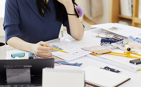 ?？诠敬碜粤鞒?></p><h3>一、?？诠敬碜粤鞒毯喗?/h3><p>?？谧鳛楹Ｄ献再Q(mào)港的核心城市，政策開放、營商環(huán)境優(yōu)越，是創(chuàng)業(yè)投資的熱門區(qū)域。了解清楚海口公司代理注冊流程，不僅能節(jié)省時間和精力，還能避免因資料錯誤或步驟不當導致的退回或延誤。</p><p>一般來說，企業(yè)主委托代理公司注冊時，只需要提供基本材料，代理機構(gòu)會全程協(xié)助辦理，包括核名、提交注冊申請、領取營業(yè)執(zhí)照、刻章備案、銀行開戶等環(huán)節(jié)，實現(xiàn)全流程代辦。相比自行操作，代理注冊更專業(yè)高效，能確保公司順利落地。</p><h3>二、海口公司代理注冊流程的具體步驟</h3><p>為了幫助創(chuàng)業(yè)者更好理解，以下是詳細的?？诠敬碜粤鞒滩襟E說明：</p><p>1. 企業(yè)名稱核準</p><p>提前準備3至5個公司名稱，按照“?？谑?字號+行業(yè)+有限公司”格式提交核名申請。代理公司會通過企業(yè)登記系統(tǒng)進行初審，確保名稱符合法規(guī)、不重復。</p><p>2. 準備注冊資料</p><p>包括公司章程、股東身份證明、注冊地址證明、經(jīng)營范圍、出資比例等。代理機構(gòu)通常提供標準模板，創(chuàng)業(yè)者只需核實和簽字確認即可。</p><p>3. 提交工商注冊申請</p><p>核名通過后，代理機構(gòu)會將全部資料提交至?？谑惺袌霰O(jiān)督管理局進行工商注冊。若材料齊全，審批一般在3個工作日左右完成。</p><p>4. 領取營業(yè)執(zhí)照與刻章備案</p><p>注冊成功后，可領取營業(yè)執(zhí)照原件及電子營業(yè)執(zhí)照。隨后由公安部門備案并刻制公司公章、財務章、法人章等。</p><p>5. 銀行開戶與稅務登記</p><p>辦理公司對公賬戶，完成稅務信息采集。部分代理公司可協(xié)助在線預約開戶，節(jié)省時間。完成后，公司即可正常開展經(jīng)營活動。</p><h3>三、選擇?？诖頇C構(gòu)的優(yōu)勢</h3><p>如今，越來越多創(chuàng)業(yè)者傾向于找專業(yè)的代理公司辦理。究其原因，選擇代理不僅省心，更能有效避免流程錯誤。以下是通過代理完成?？诠敬碜粤鞒痰闹饕獌?yōu)勢：</p><p>1. 節(jié)省時間與精力</p><p>全流程代辦，無需創(chuàng)業(yè)者多次跑工商部門或銀行，一般3-5個工作日即可出證。</p><p>2. 資料審核更嚴謹</p><p>代理公司熟悉工商要求，能提前幫客戶檢查資料，降低被退回風險。</p><p>3. 政策信息更全面</p><p>海口本地政策更新頻繁，代理公司熟悉最新扶持政策、注冊補貼、行業(yè)準入要求等，能為創(chuàng)業(yè)者提供更精準建議。</p><p>4. 后續(xù)服務更完善</p><p>包括代理記賬、變更、注銷、商標注冊等延伸服務，形成“一站式企業(yè)服務體系”。<br><img src=