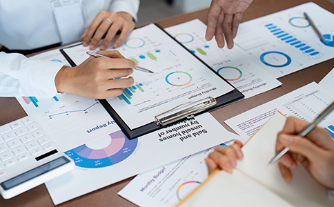 海口保潔公司注冊流程 ??诒嵐咀粤鞒?></p><h3>??诒嵐咀粤鞒?/h3><p>在??谧员嵐玖鞒讨饕ㄒ韵聨讉€(gè)步驟:</p><p>1. 公司名稱核準(zhǔn)</p><p>創(chuàng)業(yè)者需先向??谑惺袌霰O(jiān)督管理局申請(qǐng)公司名稱核準(zhǔn)。一般格式為“??谑?字號(hào)+保潔服務(wù)有限公司”。建議提前準(zhǔn)備3–5個(gè)備選名稱,以提高核名成功率。</p><p>2. 確定注冊資本與股東結(jié)構(gòu)</p><p>根據(jù)《公司法》規(guī)定,保潔公司注冊資本實(shí)行認(rèn)繳制,一般建議注冊資本在10萬元以上,方便后期承接大中型清潔項(xiàng)目。股東人數(shù)可為1–50人,法人必須為18周歲以上具備完全民事行為能力的自然人。</p><p>3. 選擇注冊地址</p><p>注冊地址必須是符合工商登記要求的商業(yè)或辦公性質(zhì)地址。若創(chuàng)業(yè)者沒有實(shí)際辦公場所,可選擇使用??阢茣?huì)計(jì)提供的合法合規(guī)虛擬地址,方便快速完成公司注冊并通過工商核查。</p><p>4. 編寫公司章程</p><p>公司章程需明確股東出資比例、公司經(jīng)營范圍、利潤分配方式及管理架構(gòu)。建議在編寫經(jīng)營范圍時(shí)明確包含“保潔服務(wù)、家政服務(wù)、物業(yè)管理輔助服務(wù)”等內(nèi)容,以便后期業(yè)務(wù)拓展。</p><p>5. 提交工商注冊申請(qǐng)</p><p>準(zhǔn)備好法人身份證、股東身份證、公司章程、注冊地址證明等材料,通過??谡?wù)服務(wù)網(wǎng)或窗口提交工商注冊申請(qǐng)。一般3–5個(gè)工作日可完成審核。</p><p>6. 刻章備案與領(lǐng)取營業(yè)執(zhí)照</p><p>審核通過后,可刻制公司公章、財(cái)務(wù)章、法人章、發(fā)票章,并領(lǐng)取營業(yè)執(zhí)照。此時(shí),公司主體已正式成立。</p><p>7. 銀行開戶與稅務(wù)登記</p><p>公司成立后需盡快辦理銀行基本戶開戶,用于收支結(jié)算。同時(shí)要完成稅務(wù)登記、稅務(wù)報(bào)道及申報(bào)流程,確保合規(guī)經(jīng)營。</p><h3>??诒嵐咀詶l件與所需材料</h3><p>注冊條件:</p><p>- 年滿18周歲的自然人或法人可作為公司股東;</p><p>- 具有固定注冊地址;</p><p>- 符合工商部門規(guī)定的經(jīng)營范圍與安全衛(wèi)生要求。</p><p>所需材料:</p><p>1. 全體股東身份證復(fù)印件;</p><p>2. 注冊地址租賃合同或產(chǎn)權(quán)證明;</p><p>3. 公司章程及設(shè)立申請(qǐng)書;</p><p>4. 名稱預(yù)核準(zhǔn)通知書;</p><p>5. 法人、監(jiān)事、財(cái)務(wù)人員簽字授權(quán)書。<br><img src=