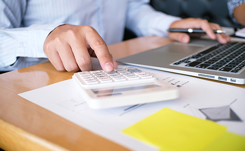 影響?？诠咀?cè)資金填寫的因素