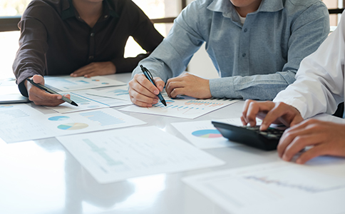 ?？诠咀粤鞒碳安牧显斀?></p><h3>?？诠咀粤鞒碳安牧显斀?/h3><p>在辦理海口公司注冊時，首先需要明確公司的類型、經(jīng)營范圍以及注冊地址等內(nèi)容。無論是科技公司、服務型企業(yè)、貿(mào)易公司還是個體工商戶，注冊流程大體相似，但不同類型之間對材料的要求可能有所差異。為了順利完成注冊，提前準備好相關(guān)資料并了解基本步驟至關(guān)重要。</p><p>在海口公司注冊流程中，第一步通常是進行公司名稱預核準。申請人需要準備 3–5 個公司備選名稱，提交至企業(yè)登記機關(guān)審核。由于?？谑袌鲋黧w數(shù)量不斷增加，重名概率也有所提升，因此建議準備更多名稱以提高核名通過率。在核名過程中，需要提供企業(yè)名稱、股東信息、注冊資本、地址等基本材料，這是?？诠咀粤鞒碳安牧现胁豢珊雎缘囊徊糠?。</p><p>核名通過后，需要準備公司章程、股東決議、經(jīng)營范圍說明以及注冊地址使用證明等關(guān)鍵材料。?？谑袌霰O(jiān)管部門對注冊材料的規(guī)范性要求較高，因此在撰寫公司章程時應包含公司治理結(jié)構(gòu)、股東比例、經(jīng)營范圍界定等內(nèi)容。如果經(jīng)營范圍涉及許可類項目，還需提前了解對應的審批要求。準備完整材料是海口公司注冊流程及材料的核心環(huán)節(jié)，任何細節(jié)問題都可能導致退回修改。</p><p>材料齊全后即可進入線上提交階段。?？诖蟛糠謪^(qū)域已支持電子化工商辦理系統(tǒng)，可通過線上系統(tǒng)上傳材料、簽名確認并提交審核。電子化辦理不僅提升了效率，也減少了線下排隊的繁瑣。在海口公司注冊流程中，這一步可顯著縮短審核時間。</p><p>審核通過后，企業(yè)即可領(lǐng)取營業(yè)執(zhí)照。營業(yè)執(zhí)照領(lǐng)取后，還需刻制公章、財務章、法人章等常用印章。隨后公司需要開設(shè)基本銀行賬戶，并前往稅務部門進行稅務登記，以免產(chǎn)生稅務風險。許多創(chuàng)業(yè)者以為營業(yè)執(zhí)照拿到后就算完成注冊，但實際上?？诠咀粤鞒碳安牧线h不止于此，后續(xù)的稅務申報、資料備案等同樣是關(guān)鍵步驟。<br><img src=