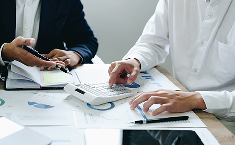 ?？谝蝗擞邢薰咀粤鞒?></p><h3>海口一人有限公司注冊流程的基本要求</h3><p>作為海南自由貿(mào)易港的重要組成城市，?？谠诠驹O(shè)立方面政策友好、流程清晰。海口一人有限公司注冊流程首先要求申請人滿足“一人公司”的合法設(shè)立條件，即：</p><p>- 由一名自然人或法人出資設(shè)立;</p><p>- 股東需對公司債務(wù)承擔(dān)有限責(zé)任;</p><p>- 必須建立健全的公司治理結(jié)構(gòu)，如執(zhí)行董事、監(jiān)事等。</p><p>在整個辦理過程中，工商申報環(huán)節(jié)是關(guān)鍵，申請人需要根據(jù)?？谑惺袌霰O(jiān)督管理局的要求，按照規(guī)定準備資料并提交審批。</p><h3>?？谝蝗擞邢薰咀粤鞒痰木唧w步驟</h3><p>?？谝蝗擞邢薰咀粤鞒炭煞譃槊Q核準、提交材料、領(lǐng)取營業(yè)執(zhí)照、刻章備案和稅務(wù)事項辦理五大環(huán)節(jié)，每個步驟都對資料準確度與流程把握有一定要求：</p><p>1. 公司名稱核準</p><p>申請人需準備3–5個備選名稱，通過?？谑惺袌霰O(jiān)督管理局線上系統(tǒng)進行名稱申請。核名成功后可進入下一階段。</p><p>2. 準備并提交設(shè)立材料</p><p>此階段是海口一人有限公司注冊流程中最關(guān)鍵的一步。系統(tǒng)將要求上傳股東身份證、公司章程、住所信息、設(shè)立申請書等資料，必須確保真實、合規(guī)、格式規(guī)范。</p><p>3. 領(lǐng)取營業(yè)執(zhí)照</p><p>材料審核通過后，申請人即可領(lǐng)取營業(yè)執(zhí)照。海口目前支持電子營業(yè)執(zhí)照形式，也可申請紙質(zhì)執(zhí)照。</p><p>4. 刻章備案</p><p>一人有限公司設(shè)立后必須刻制公章、財務(wù)章、法人章等，并進行公安備案，以便于后續(xù)業(yè)務(wù)開展。</p><p>5. 稅務(wù)開戶與申報信息確認</p><p>?？诙悇?wù)部門將要求公司進行稅種認定、開票需求登記等事項，這是新公司經(jīng)營的基礎(chǔ)環(huán)節(jié)，也是整個海口一人有限公司注冊流程里不能忽略的重要步驟。<br><img src=