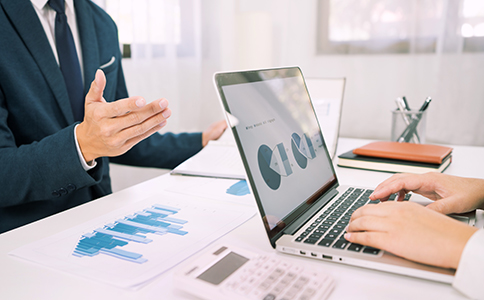 如何準備材料才能讓?？诠咀愿樌?></p><h3>如何準備材料才能讓?？诠咀愿樌?(實操建議)</h3><p>為了提升審核成功率，以下技巧非常關鍵：</p><p>1. 材料必須真實、清晰、可核驗</p><p>系統(tǒng)審核嚴格，模糊、缺頁、信息不符均可能導致駁回。</p><p>2. 注冊地址務必合規(guī)可用</p><p>如選擇使用集群地址，需確認提供方資質(zhì)，否則會影響后續(xù)銀行開戶、社保申報、稅務核定等。</p><p>3. 公司經(jīng)營范圍要規(guī)范化</p><p>經(jīng)營范圍包含錯字、格式錯誤、違規(guī)字樣等，會導致系統(tǒng)不予受理。</p><p>4. 優(yōu)先選擇電子材料提交方式</p><p>海口全面支持線上辦理，電子化資料更快更高效。</p><h3>海口公司注冊流程與資料對應環(huán)節(jié)(為什么這些資料必不可少)</h3><p>理解材料用途，有助于避免遺漏：</p><p>1. 名稱核準階段</p><p>需要：公司名稱、股東名單</p><p>用途：確認主體與名稱唯一性</p><p>2. 設立登記階段</p><p>需要：地址材料、身份證信息、章程、任命書</p><p>用途：確認公司合法設立要素是否完整</p><p>3. 銀行開戶階段</p><p>需要：營業(yè)執(zhí)照、法人及股東身份證、公司印章</p><p>用途：完成企業(yè)資金體系建設</p><p>4. 稅務登記階段</p><p>需要：財務負責人信息</p><p>用途：綁定財稅系統(tǒng)，建立納稅賬戶</p><p>材料不全將直接影響流程，因此“?？诠咀孕枰男┵Y料”是創(chuàng)業(yè)者必須提前規(guī)劃的關鍵步驟。</p><h3>辦理海口公司注冊的注意事項(避免反復駁回)</h3><p>- 地址異常將無法成功注冊</p><p>- 經(jīng)營范圍涉及許可項目必須提前報備</p><p>- 股東身份證需確保有效期內(nèi)</p><p>- 出資金額不宜填寫過高，避免后續(xù)承擔資金風險</p><p>- 注冊資本認繳不是沒有責任，需依法對出資承擔義務</p><h3>總結</h3><p>綜上所述，“?？诠咀孕枰男┵Y料”主要包括：公司名稱、股東身份證件、注冊地址、經(jīng)營范圍、出資信息、財務負責人資料及多項工商設立文書。材料準備越充分，注冊審核越順暢。為了提升成功率，辦理前務必確認地址合規(guī)、資料準確、范圍合理。</p><p>如果你在海口公司注冊過程中對資料準備、經(jīng)營范圍寫法、注冊地址選擇、材料審核等任何環(huán)節(jié)存在疑問，歡迎隨時咨詢?？阢茣?，我們能為你提供專業(yè)注冊方案及一站式代辦服務，讓你更快拿到營業(yè)執(zhí)照。</p><div   id=