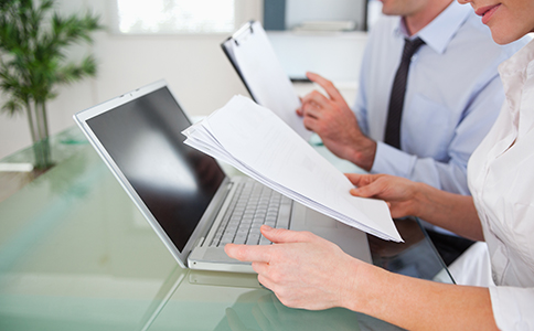 注冊??谟邢薰镜暮诵牧鞒? src= 注冊??谟邢薰镜暮诵牧鞒?></p><h3>注冊海口有限公司的核心流程</h3><p>要真正弄懂如何注冊??谟邢薰?,首先要掌握注冊流程。??诘墓咀猿绦螂m然已經(jīng)大幅簡化,但為了確保一次性成功,依然需要按照規(guī)定步驟執(zhí)行。</p><p>第一步是公司名稱核準。創(chuàng)業(yè)者需要準備3至5個備選名稱,通過??谑袌霰O(jiān)督管理局線上系統(tǒng)提交核名申請。由于近幾年注冊企業(yè)數(shù)量增長迅速,建議名稱盡量避免與行業(yè)通用詞過于接近,以避免重復(fù)造成駁回。</p><p>第二步是準備注冊所需材料,包括法定代表人身份證明、公司章程、注冊地址證明等,并按順序上傳到政務(wù)服務(wù)平臺。??趯嵭腥屉娮踊裕牧媳仨毚_保信息一致、清晰且合法有效,否則會影響審核效率。</p><p>第三步是營業(yè)執(zhí)照申請?zhí)峤?。材料審核通過后,系統(tǒng)會進入許可證辦理階段。若涉及特殊行業(yè),如食品、醫(yī)療器械、電商類等,還需提前了解是否需要額外資質(zhì)。</p><p>第四步是領(lǐng)取營業(yè)執(zhí)照。審核通過后,申請人可選擇郵寄方式或前往線下窗口領(lǐng)取紙質(zhì)營業(yè)執(zhí)照,同時下載電子營業(yè)執(zhí)照。</p><p>第五步是刻章備案,包括公章、財務(wù)章、法人章、發(fā)票章等。??谥С志€上備案,流程較為便捷。</p><p>第六步是銀行開戶和稅務(wù)登記。企業(yè)成立后需盡快開設(shè)銀行基本賬戶,并根據(jù)經(jīng)營范圍完成稅務(wù)核定。對于首次創(chuàng)業(yè)的老板來說,稅務(wù)核定常常是比較陌生的環(huán)節(jié),建議在專業(yè)人員指導(dǎo)下完成,以避免因填寫錯誤而影響后續(xù)經(jīng)營。</p><p>以上流程清晰完整,掌握這些關(guān)鍵步驟,有助于創(chuàng)業(yè)者更順利地理解如何注冊海口有限公司的各項要求。</p><h3>注冊海口有限公司所需材料說明</h3><p>了解如何注冊??谟邢薰镜牧硪粋€關(guān)鍵點,就是要準備齊全的注冊材料。一般而言,新設(shè)有限公司需提供以下文件:</p><p>1. 公司名稱及經(jīng)營范圍草案</p><p>名稱需符合規(guī)范,經(jīng)營范圍應(yīng)與實際業(yè)務(wù)一致。</p><p>2. 全體股東及法人的身份證明</p><p>需提供身份證復(fù)印件、聯(lián)系方式等真實有效的信息。</p><p>3. 公司章程</p><p>包含股權(quán)結(jié)構(gòu)、經(jīng)營范圍、利潤分配方式等內(nèi)容,可引用工商部門模板,也可根據(jù)實際情況定制。</p><p>4. 注冊地址證明</p><p>??谥С肿≌刂纷鳛樽缘?,但需滿足物業(yè)性質(zhì)與管理政策要求。租賃辦公場所的,需要提供租賃合同或場地證明。</p><p>5. 注冊資本及認繳信息</p><p>當前實行認繳制,但填寫金額仍需合理,不宜過低或過高。</p><p>6. 財務(wù)人員信息</p><p>新公司成立后需要確認財務(wù)負責人信息,用于后續(xù)稅務(wù)事項對接。</p><p>準備材料時需保證內(nèi)容真實、準確、格式統(tǒng)一,否則將影響審核進度。若創(chuàng)業(yè)者不熟悉材料格式,選擇代辦機構(gòu)協(xié)助處理會更省心。<br><img src=