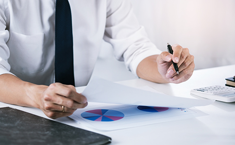 ?？诠咀兏刂匪璨牧?></p><h3>?？诠咀兏刂匪璨牧霞皽?zhǔn)備要點(diǎn)</h3><p>在辦理地址變更前，企業(yè)應(yīng)提前準(zhǔn)備好相關(guān)材料。常見(jiàn)材料包括營(yíng)業(yè)執(zhí)照副本、法定代表人身份證明、新地址使用證明以及公司內(nèi)部決議文件等。</p><p>需要注意的是，新地址證明材料必須真實(shí)有效，且地址信息需與填寫內(nèi)容保持一致。若涉及跨區(qū)變更，部分情況下還需配合完成相關(guān)備案手續(xù)。很多企業(yè)在實(shí)際操作中，正是因?yàn)閷?duì)材料要求理解不清，導(dǎo)致反復(fù)修改，因此在辦理前充分了解?？诠咀兏刂返木唧w流程尤為關(guān)鍵。</p><h3>?？诠咀兏刂愤^(guò)程中常見(jiàn)問(wèn)題</h3><p>不少企業(yè)關(guān)心地址變更是否會(huì)影響正常經(jīng)營(yíng)。一般情況下，只要按規(guī)定完成工商變更，企業(yè)經(jīng)營(yíng)不會(huì)受到實(shí)質(zhì)影響。但需要注意的是，地址變更完成后，企業(yè)還需同步關(guān)注其他信息的更新，如相關(guān)系統(tǒng)中的登記信息等，確保信息一致。</p><p>此外，辦理周期也是企業(yè)關(guān)注的重點(diǎn)。通常情況下，材料齊全、信息準(zhǔn)確，辦理效率會(huì)更高。若資料不完整，審核時(shí)間則可能相應(yīng)延長(zhǎng)，這也是企業(yè)在實(shí)際操作中常遇到的問(wèn)題之一。</p><h3>總結(jié)</h3><p>總體來(lái)看，?？诠咀兏刂返木唧w流程雖步驟明確，但對(duì)細(xì)節(jié)要求較高。企業(yè)只要提前規(guī)劃，按流程準(zhǔn)備材料并規(guī)范申報(bào)，即可順利完成地址變更，保障經(jīng)營(yíng)活動(dòng)的連續(xù)性與合規(guī)性。</p><p>如果企業(yè)在辦理過(guò)程中遇到流程不清、材料準(zhǔn)備復(fù)雜或時(shí)間緊張等問(wèn)題，建議隨時(shí)咨詢海口泓灼會(huì)計(jì)。?？阢茣?huì)計(jì)擁有豐富的實(shí)務(wù)經(jīng)驗(yàn)，可為企業(yè)提供專業(yè)、高效的一對(duì)一指導(dǎo)與代辦服務(wù)，幫助企業(yè)省心省力完成地址變更。</p><div   id=