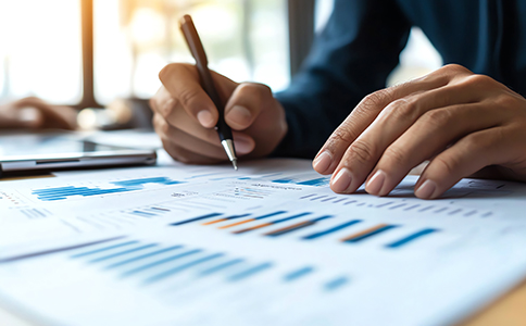 ?？谧庸咀粤鞒?></p><h3>海口子公司注冊流程的整體步驟</h3><p>從實際操作來看，海口子公司注冊流程具有較強的規(guī)范性，一般需要按照固定順序推進。首先是前期籌劃階段，母公司需要明確是否具備設(shè)立子公司的資格，并對擬設(shè)子公司的經(jīng)營范圍、負責人、注冊地址等核心事項進行規(guī)劃。這一階段的準備是否充分，直接影響后續(xù)流程的順暢程度。</p><p>完成前期規(guī)劃后，企業(yè)需進入名稱申報環(huán)節(jié)。子公司名稱需符合工商命名規(guī)則，并與母公司形成合理區(qū)分。名稱核準通過后，即可進入設(shè)立登記階段，提交相關(guān)材料并等待審核。審核通過后，領(lǐng)取營業(yè)執(zhí)照，標志著?？谧庸咀粤鞒痰闹黧w部分完成。</p><h3>?？谧庸咀运铦M足的基本條件</h3><p>在辦理?？谧庸咀粤鞒虝r，企業(yè)需滿足一定的法定條件。首先，母公司必須依法設(shè)立并正常經(jīng)營，不存在被列入經(jīng)營異常名錄或嚴重違法失信名單的情形。其次，母公司需通過股東會或董事會形成設(shè)立子公司的正式?jīng)Q議，以確保設(shè)立行為合法合規(guī)。</p><p>子公司作為獨立法人，還需具備明確的負責人和規(guī)范的組織結(jié)構(gòu)。同時，注冊地址必須真實、合法，并符合?？诋?shù)厥袌霰O(jiān)管部門的管理要求。這些基礎(chǔ)條件是順利推進?？谧庸咀粤鞒痰闹匾Ｕ?。<br><img src=