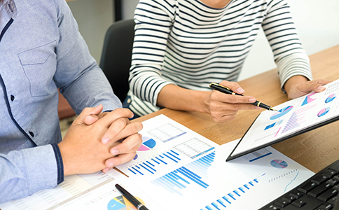 ?？谧怨玖鞒?></p><h3>海口注冊公司流程的詳細(xì)步驟</h3><p>從實操角度來看，海口如何注冊公司流程通?？梢苑譃橐韵聨讉€核心步驟：</p><p>第一步是公司名稱核準(zhǔn)。創(chuàng)業(yè)者需要提前準(zhǔn)備多個公司名稱進(jìn)行申報，避免因重名或不符合規(guī)范被駁回。名稱結(jié)構(gòu)、行業(yè)表述以及組織形式，都會直接影響核準(zhǔn)效率。</p><p>第二步是確定公司基本信息，包括注冊地址、經(jīng)營范圍、注冊資本以及股東結(jié)構(gòu)。這里需要特別注意，經(jīng)營范圍并不是越多越好，而是要與實際業(yè)務(wù)相匹配，否則后續(xù)容易產(chǎn)生合規(guī)問題。</p><p>第三步是提交注冊資料。按照當(dāng)前流程，相關(guān)材料需要一次性提交完整，信息填寫必須準(zhǔn)確無誤，否則容易被退回修改，延長整體注冊周期。</p><p>第四步是領(lǐng)取營業(yè)執(zhí)照并刻制印章。營業(yè)執(zhí)照核發(fā)后，公司才能正式具備合法經(jīng)營主體資格，印章則是后續(xù)銀行開戶、合同簽署的重要工具。</p><p>整體來看，?？谌绾巫怨玖鞒炭此魄逦?，但每一個環(huán)節(jié)都有細(xì)節(jié)要求，稍有疏忽就可能影響進(jìn)度。<br><img src=