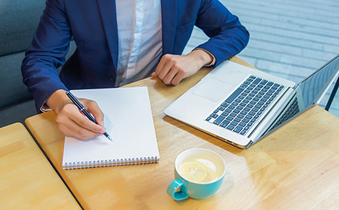 注冊?？谟邢薰?></p><h3>注冊?？谟邢薰拘枰獪蕚淠男┎牧?/h3><p>在實際操作中，材料準備是否齊全，直接影響注冊進度。通常注冊?？谟邢薰拘枰獪蕚湟韵沦Y料：</p><p>一是公司名稱預先核準信息;</p><p>二是法人及股東身份證明材料;</p><p>三是公司章程;</p><p>四是注冊地址證明材料;</p><p>五是經(jīng)營范圍說明文件。</p><p>需要注意的是，不同企業(yè)類型、不同經(jīng)營范圍，對材料細節(jié)的要求存在差異。如果材料準備不規(guī)范，很可能在審核環(huán)節(jié)被退回，延長注冊周期。</p><h3>注冊?？谟邢薰镜馁M用情況說明</h3><p>關(guān)于“如何注冊?？谟邢薰尽保M用問題也是創(chuàng)業(yè)者普遍關(guān)注的重點。整體來看，費用主要分為兩類：</p><p>第一類為必要行政成本，如印章刻制、銀行開戶相關(guān)費用等，金額相對透明。</p><p>第二類為服務成本，如選擇專業(yè)代辦機構(gòu)協(xié)助注冊，費用會根據(jù)服務內(nèi)容、注冊難度有所不同。</p><p>相比自行摸索流程，合理的服務成本往往能換來更高的效率和更低的合規(guī)風險，尤其適合首次創(chuàng)業(yè)者或時間成本較高的企業(yè)負責人。</p><h3>為什么選擇專業(yè)機構(gòu)協(xié)助注冊海口有限公司</h3><p>從實務經(jīng)驗來看，很多創(chuàng)業(yè)者在研究如何注冊?？谟邢薰緯r，往往低估了流程細節(jié)的復雜性。選擇專業(yè)機構(gòu)協(xié)助，通常具備以下優(yōu)勢：</p><p>一是熟悉海口本地工商政策與審核口徑，能有效提高通過率;</p><p>二是全流程代辦，節(jié)省大量時間與溝通成本;</p><p>三是提前規(guī)避潛在合規(guī)風險，避免后期反復調(diào)整;</p><p>四是注冊完成后，可銜接后續(xù)財務、合規(guī)服務，更利于企業(yè)長期發(fā)展。</p><p>對于追求效率與穩(wěn)定性的企業(yè)而言，專業(yè)協(xié)助往往是更穩(wěn)妥的選擇。</p><h3>總結(jié)</h3><p>綜合來看，如何注冊?？谟邢薰静⒉皇菃我涣鞒虇栴}，而是涉及條件判斷、材料準備、流程銜接與合規(guī)細節(jié)的系統(tǒng)工程。提前了解注冊條件、明確流程步驟、合理控制費用，是順利完成注冊的關(guān)鍵。</p><p>如果你在注冊?？谟邢薰具^程中，對流程、材料準備或本地政策存在疑問，建議隨時咨詢?？阢茣?。依托本地化服務經(jīng)驗，可為企業(yè)提供更高效、合規(guī)的一對一注冊指導，幫助你少走彎路，快速完成公司設(shè)立。</p><div   id=