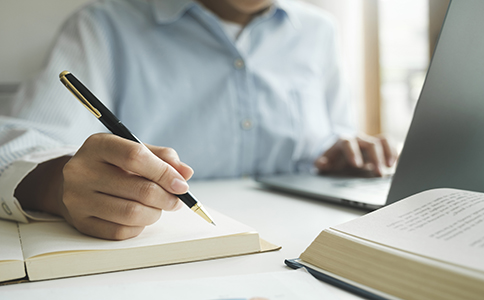 注冊?？诠?></p><h3>選擇專業(yè)代辦機構(gòu)，注冊?？诠灸芸於嗌?/h3><p>從實際經(jīng)驗來看，是否選擇代辦機構(gòu)，對注冊?？诠径嗑糜绊懛浅Ｃ黠@。</p><p>自行辦理時，創(chuàng)業(yè)者需要反復了解政策、準備材料、修改經(jīng)營范圍，一旦出現(xiàn)錯誤就可能被退回重審，整體周期容易拉長到 15 天甚至更久。</p><p>而選擇專業(yè)代辦機構(gòu)，由熟悉?？诠ど塘鞒痰娜藛T一次性準備合規(guī)材料，提前規(guī)避常見問題，往往可以將注冊?？诠径嗑脡嚎s至 最短周期，并且在銀行開戶、稅務登記等環(huán)節(jié)銜接更順暢。</p><p>對于希望快速落地項目、盡早開展業(yè)務的企業(yè)來說，這種時間優(yōu)勢非常明顯。</p><h3>注冊?？诠具^程中常見問題解答</h3><p>不少創(chuàng)業(yè)者在咨詢注冊海口公司多久時，還會關(guān)心一些細節(jié)問題。</p><p>例如，海口公司注冊是否必須本人到場?實際上，大多數(shù)流程都可以線上完成，配合代辦機構(gòu)可實現(xiàn)全程代辦。</p><p>又比如，注冊地址是否會影響注冊海口公司多久?答案是會的，地址材料不合規(guī)往往是審核被駁回的主要原因之一。</p><p>還有創(chuàng)業(yè)者擔心注冊完成后是否還需要處理后續(xù)事項，其實公司注冊完成只是第一步，后續(xù)的記賬報稅、年報申報同樣重要。</p><h3>總結(jié)</h3><p>綜合來看，注冊?？诠径嗑猛ǔＴ?5–10 個工作日是較為常見的時間范圍，但前提是資料規(guī)范、流程順暢。如果不熟悉政策、自行摸索，實際耗時往往會更長。</p><p>如果你希望更快、更穩(wěn)、更省心地完成注冊?？诠荆苊夥磸托薷牟牧?、延誤項目進度，建議直接咨詢專業(yè)機構(gòu)協(xié)助辦理。</p><p>海口泓灼會計長期深耕?？诠咀耘c企業(yè)服務領(lǐng)域，可根據(jù)你的實際情況規(guī)劃注冊方案，大幅提升效率，幫助企業(yè)快速落地海南自貿(mào)港。</p><div   id=