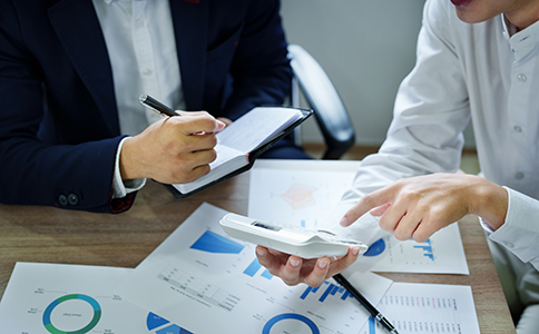 ?？诠咀运栉募?></p><h3>海口公司注冊所需文件具體包括哪些內(nèi)容</h3><p>從實操角度來看，?？诠咀运栉募ǔ？梢苑譃槿箢?，缺一不可。</p><p>首先是股東及法定代表人相關(guān)文件。</p><p>注冊?？诠緯r，需要提供全體股東及法定代表人的有效身份證明文件，一般為身份證復印件，并確保信息清晰、在有效期內(nèi)。如果存在多名股東，還需明確各自的出資比例和出資方式，這些信息將直接體現(xiàn)在公司設(shè)立文件中。</p><p>其次是公司主體設(shè)立類文件。</p><p>這部分是?？诠咀圆牧锨鍐沃械暮诵膬?nèi)容，主要包括公司名稱核準信息、公司章程、股東會決議或設(shè)立決定書等。公司章程需要明確公司的經(jīng)營范圍、注冊資本、股東權(quán)利義務(wù)等關(guān)鍵事項，是工商登記審核的重要依據(jù)。</p><p>最后是注冊地址及經(jīng)營相關(guān)文件。</p><p>海口注冊公司提交文件中，注冊地址材料尤為關(guān)鍵。通常需要提供合法有效的地址證明文件，例如房屋租賃合同或產(chǎn)權(quán)證明復印件。如果地址不符合工商要求，很容易導致注冊被駁回。</p><h3>不同公司類型對應(yīng)的注冊文件要求差異</h3><p>在實際辦理過程中，不同類型的企業(yè)對?？诠咀运栉募囊笠泊嬖谝欢ú町?。</p><p>對于有限責任公司來說，材料相對標準，重點在于股東信息、公司章程以及注冊地址的合規(guī)性。這也是目前?？趧?chuàng)業(yè)者選擇最多的一種公司形式。</p><p>如果是個體工商戶，雖然整體流程相對簡化，但仍需準備經(jīng)營者身份證明、經(jīng)營場所證明等基礎(chǔ)資料。很多創(chuàng)業(yè)者誤以為個體戶無需準備文件，實際同樣需要按要求提交。</p><p>若涉及外資或中外合資企業(yè)，則在原有基礎(chǔ)上，還可能需要額外提供投資主體資質(zhì)文件及相關(guān)備案材料。這類公司在?？诠ど套运栉募矫嬉蟾鼮閲栏?，建議提前規(guī)劃。<br><img src=