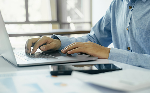 ?？诠咀缘哪募液?></p><h3>判斷?？诠咀缘哪募液?，重點(diǎn)看哪些方面</h3><p>要判斷海口公司注冊的哪家好，建議從以下幾個(gè)核心維度進(jìn)行考量。</p><p>首先是本地經(jīng)驗(yàn)與政策熟悉度。?？诓煌瑓^(qū)域在注冊地址、行業(yè)適配等方面存在細(xì)節(jié)差異，熟悉本地實(shí)務(wù)的機(jī)構(gòu)，能在前期規(guī)劃階段就規(guī)避風(fēng)險(xiǎn)。</p><p>其次是服務(wù)是否透明、流程是否清晰。正規(guī)的注冊服務(wù)，會(huì)在前期明確告知辦理步驟、所需材料及注意事項(xiàng)，避免后期反復(fù)加價(jià)。</p><p>再次是是否具備長期服務(wù)能力。公司注冊只是起點(diǎn)，后續(xù)還涉及稅務(wù)、變更等事項(xiàng)，選擇能長期服務(wù)的機(jī)構(gòu)更省心。</p><h3>?？诠咀猿Ｒ妿最惙?wù)機(jī)構(gòu)對(duì)比分析</h3><p>在實(shí)際咨詢中，提供?？诠咀苑?wù)的機(jī)構(gòu)大致可分為以下幾類。</p><p>低價(jià)代辦型機(jī)構(gòu)，往往以價(jià)格吸引客戶，但在注冊地址、經(jīng)營范圍規(guī)劃上較為簡單，后期容易出現(xiàn)補(bǔ)辦或調(diào)整。</p><p>非本地中介型機(jī)構(gòu)，雖然流程熟悉，但對(duì)?？诒镜卣呃斫獠蛔悖龅絾栴}需要多次溝通協(xié)調(diào)。</p><p>綜合財(cái)稅服務(wù)型機(jī)構(gòu)，通常具備注冊、稅務(wù)及后續(xù)服務(wù)能力，前期規(guī)劃更完整，整體穩(wěn)定性更高。</p><p>從長期經(jīng)營角度來看，后者更符合“穩(wěn)妥注冊”的實(shí)際需求。<br><img src=