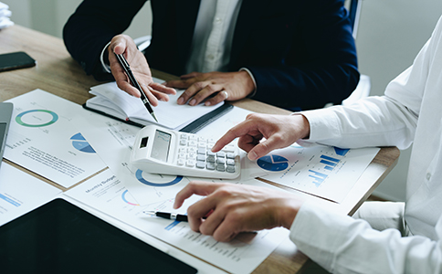 ?？诳缇畴娚坦咀?></p><h3>海南自貿(mào)港背景下?？诳缇畴娚痰陌l(fā)展優(yōu)勢</h3><p>在海南自貿(mào)港建設(shè)背景下，跨境電商被視為重點支持的新業(yè)態(tài)之一。選擇在?？诳缇畴娚坦咀?，有利于企業(yè)更好地銜接自貿(mào)港政策環(huán)境，在業(yè)務(wù)開展、資源對接等方面具備明顯優(yōu)勢。</p><p>同時，海口作為省會城市，配套設(shè)施完善、人才資源集中，適合跨境電商企業(yè)進(jìn)行總部設(shè)立、運營管理和業(yè)務(wù)拓展。這也是眾多創(chuàng)業(yè)者選擇在海口注冊跨境電商公司的重要原因。</p><h3>?？诳缇畴娚坦咀孕枰獫M足的基本條件</h3><p>在辦理?？诳缇畴娚坦咀郧?，企業(yè)需滿足一定的基礎(chǔ)條件。</p><p>首先，需要確定合適的公司類型?？缇畴娚唐髽I(yè)通常以有限責(zé)任公司形式設(shè)立，便于后續(xù)經(jīng)營和規(guī)范管理。</p><p>其次，需具備合法合規(guī)的注冊地址。注冊地址應(yīng)真實有效，可用于工商登記及相關(guān)部門核查，這是海南跨境電商公司注冊條件中的關(guān)鍵要點。</p><p>再次，經(jīng)營范圍需合理設(shè)置?？缇畴娚坦驹谔顚懡?jīng)營范圍時，應(yīng)結(jié)合實際業(yè)務(wù)情況，準(zhǔn)確體現(xiàn)跨境貿(mào)易、電商服務(wù)等相關(guān)內(nèi)容。</p><h3>?？诳缇畴娚坦咀粤鞒淘斀?/h3><p>從實際操作來看，?？谧钥缇畴娚坦玖鞒陶w清晰，主要包括以下幾個步驟。</p><p>第一步，公司名稱核準(zhǔn)。企業(yè)需提前準(zhǔn)備多個公司名稱，通過工商系統(tǒng)進(jìn)行核名，確保名稱符合規(guī)范且未被占用。</p><p>第二步，提交設(shè)立申請材料。包括公司基本信息、股東信息、注冊地址信息及經(jīng)營范圍等內(nèi)容，需按要求規(guī)范填寫。</p><p>第三步，領(lǐng)取營業(yè)執(zhí)照。經(jīng)審核通過后，即可領(lǐng)取營業(yè)執(zhí)照，標(biāo)志著跨境電商公司在工商層面正式成立。</p><p>第四步，完成后續(xù)基礎(chǔ)事項。公司成立后，還需配合完成相關(guān)基礎(chǔ)配置，確保企業(yè)能夠正常開展跨境電商業(yè)務(wù)。<br><img src=